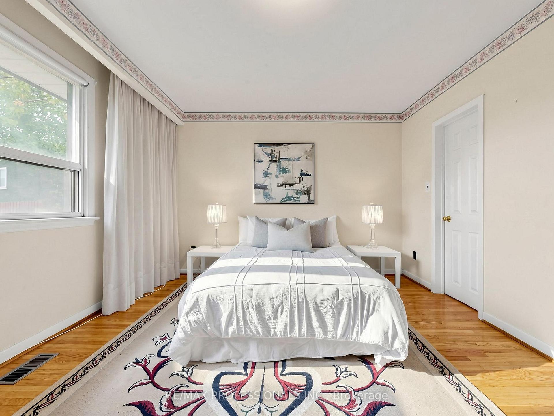 Photo 13 of 34 Crestridge Heights Road, Etobicoke, Willowridge-Martingrove-Richview — HOMEH