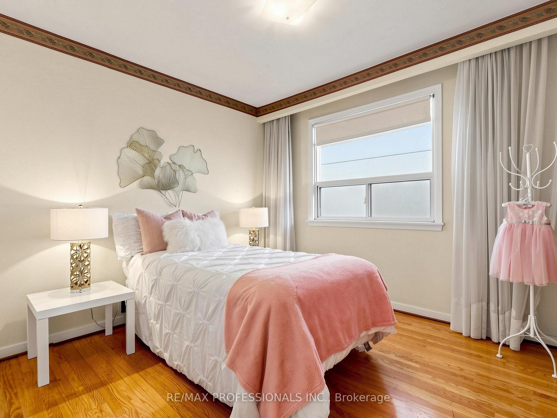 Photo 15 of 34 Crestridge Heights Road, Etobicoke, Willowridge-Martingrove-Richview — HOMEH