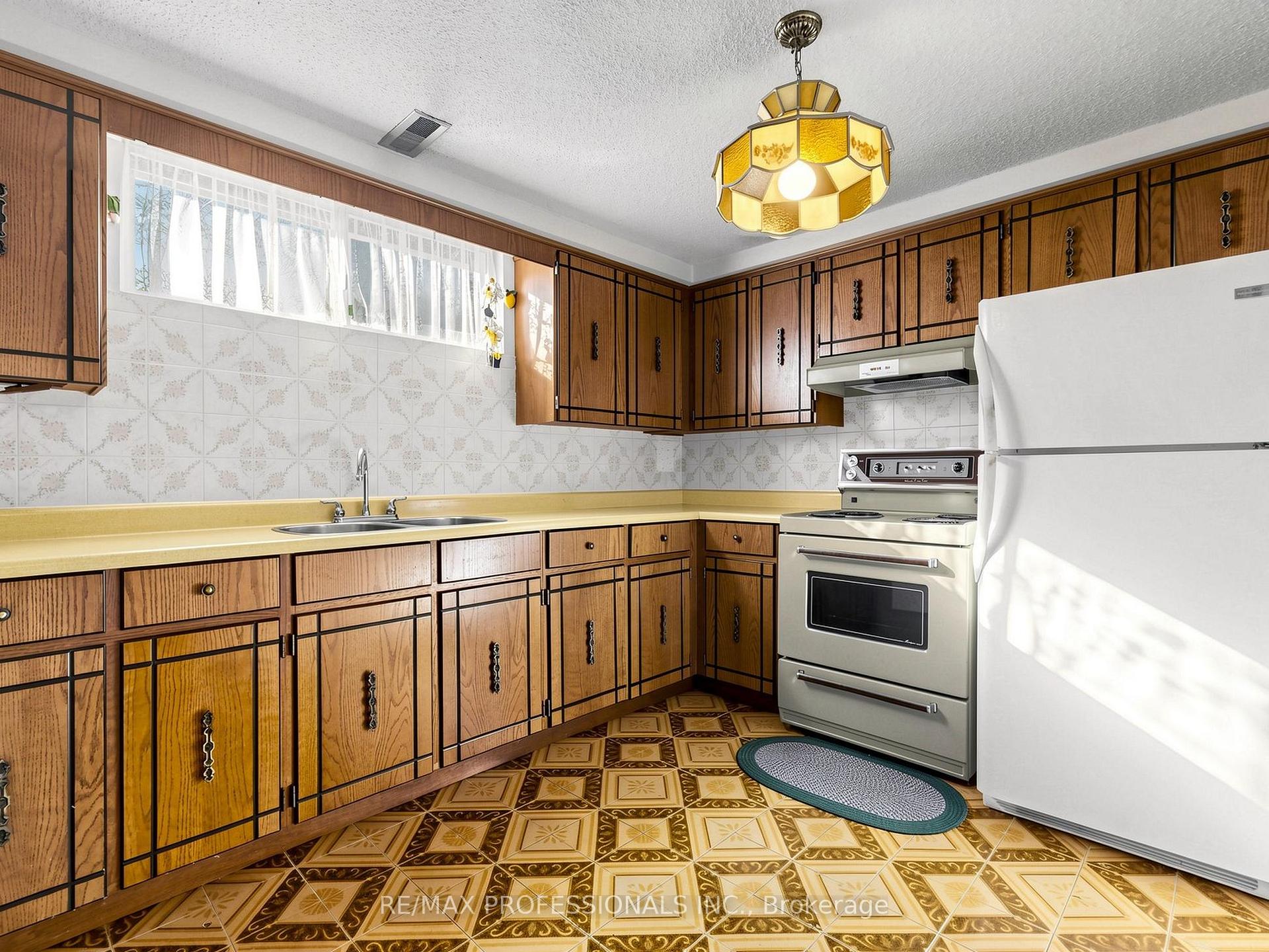 Photo 20 of 34 Crestridge Heights Road, Etobicoke, Willowridge-Martingrove-Richview — HOMEH