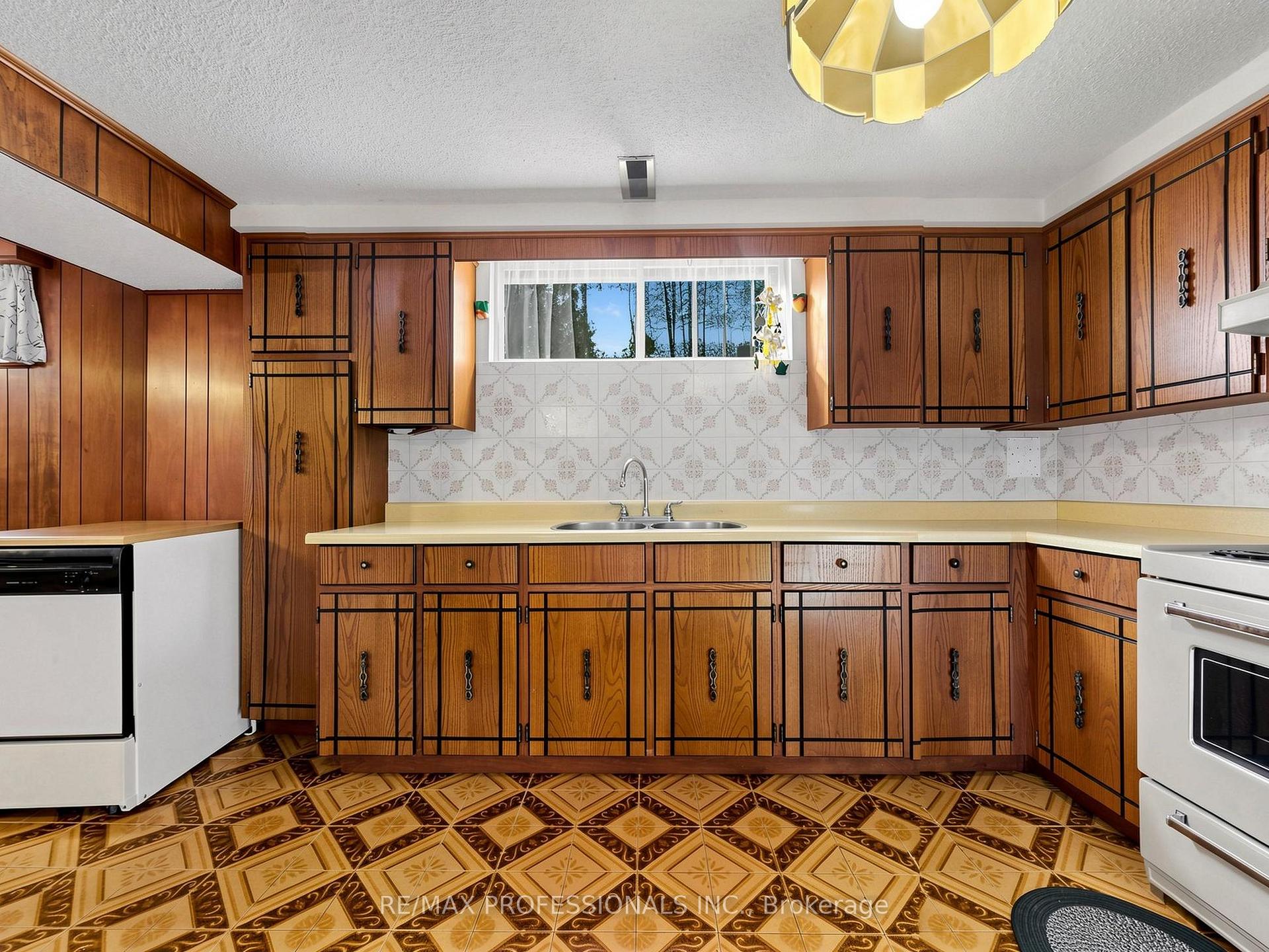 Photo 22 of 34 Crestridge Heights Road, Etobicoke, Willowridge-Martingrove-Richview — HOMEH