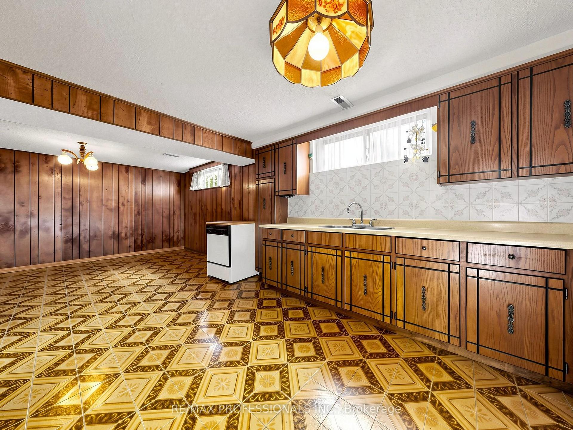 Photo 23 of 34 Crestridge Heights Road, Etobicoke, Willowridge-Martingrove-Richview — HOMEH
