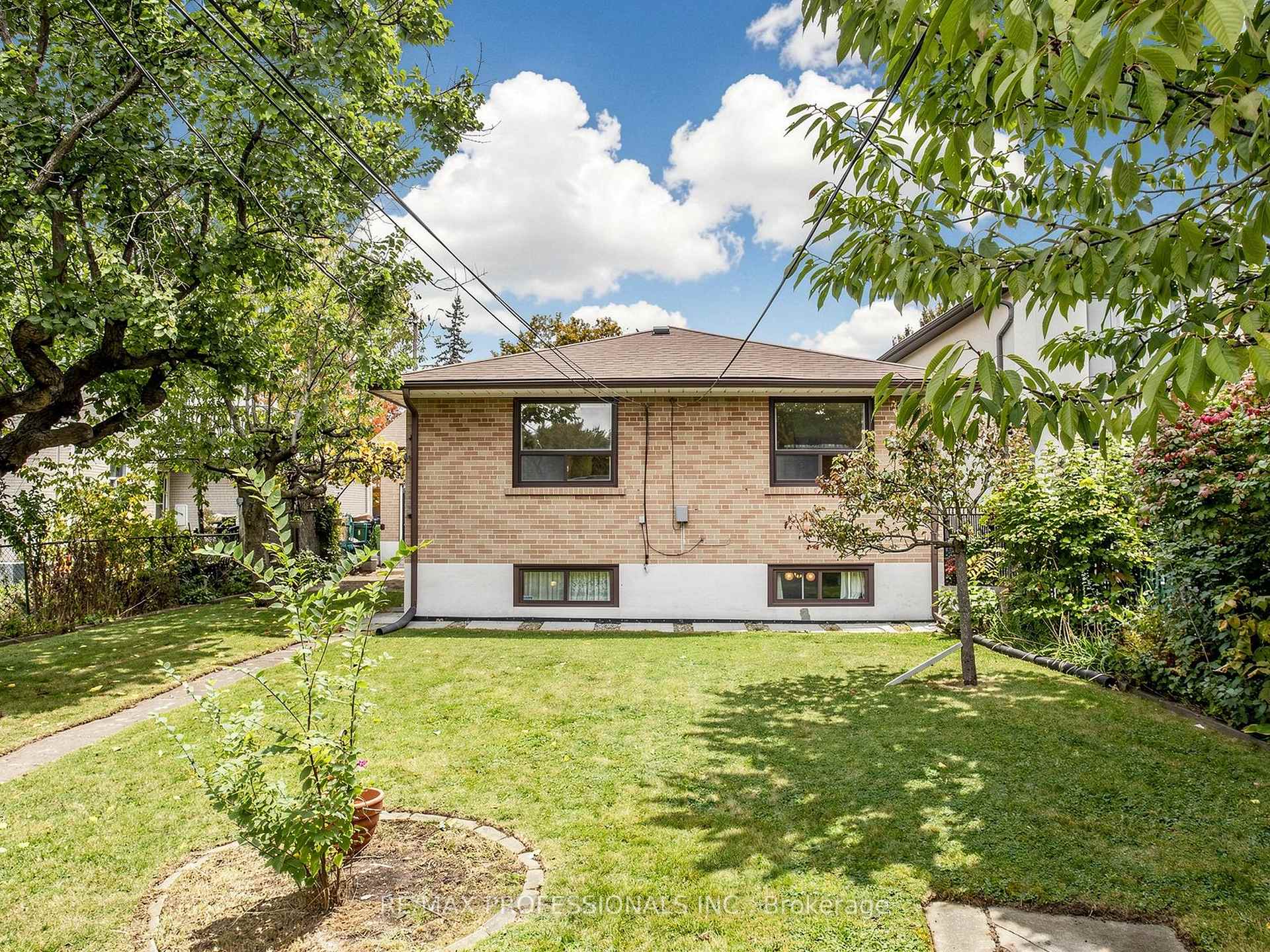 Photo 29 of 34 Crestridge Heights Road, Etobicoke, Willowridge-Martingrove-Richview — HOMEH
