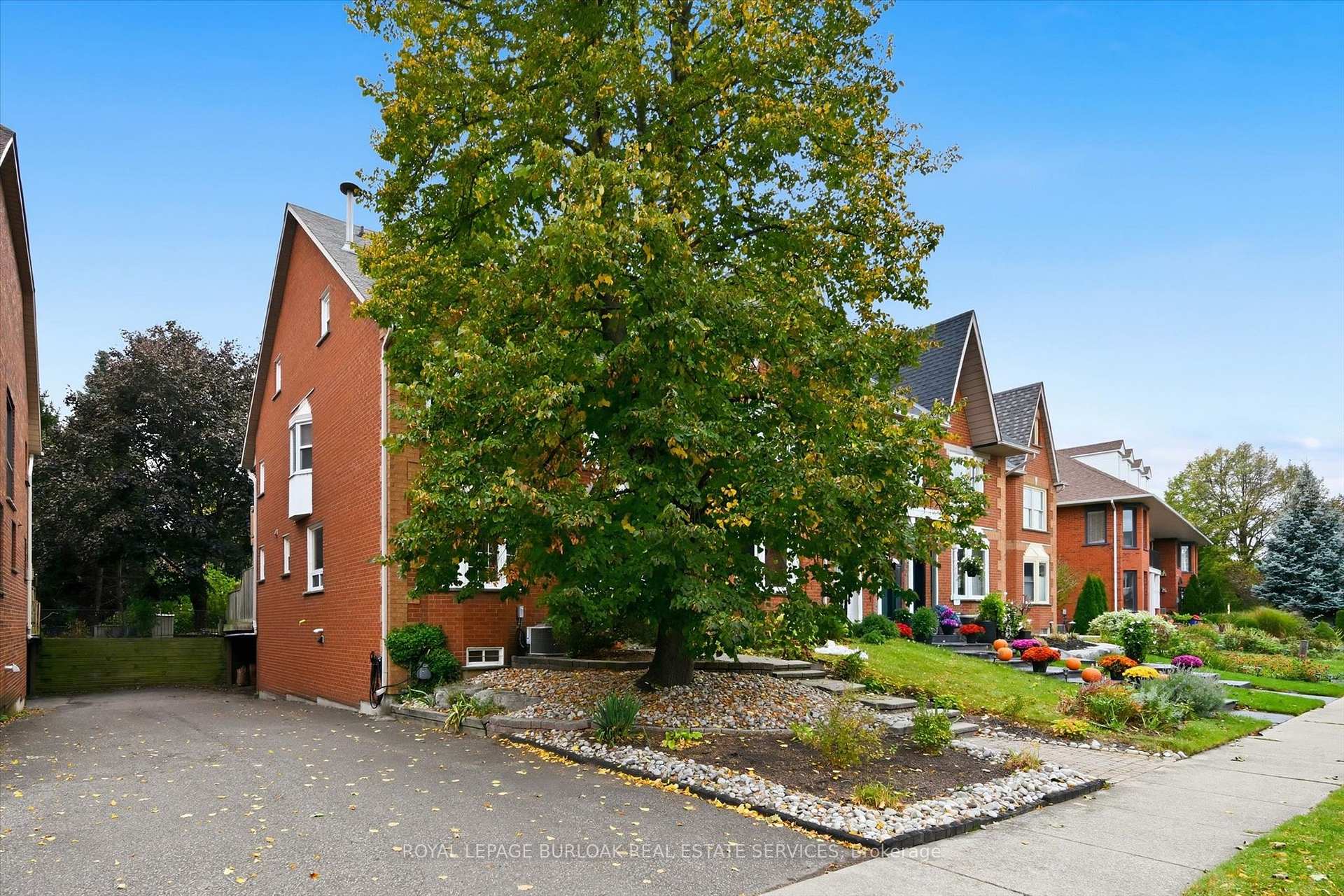 Photo 3 of 50 Edgewater Drive, Hamilton, Stoney Creek — HOMEH