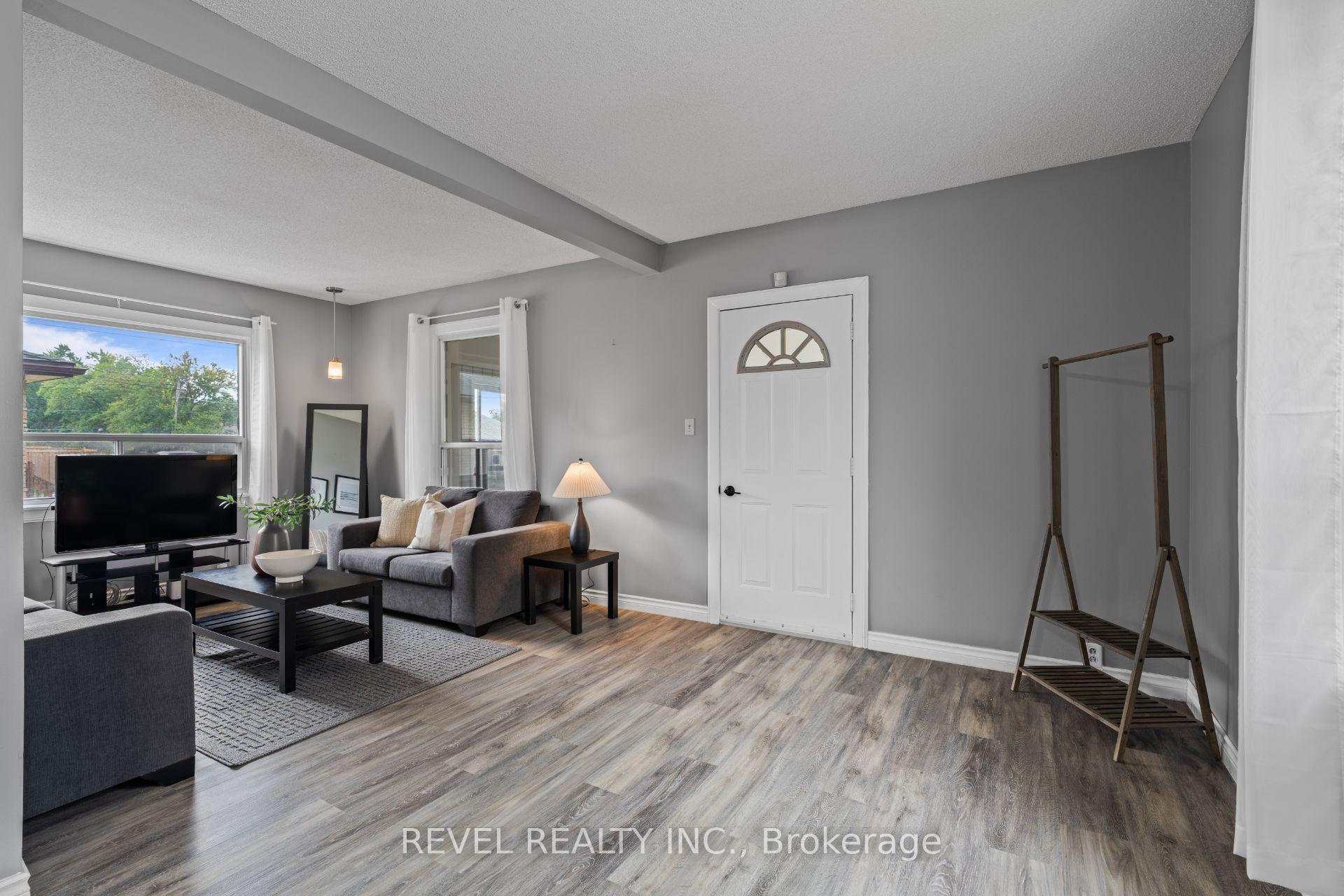 Photo 5 of 3 1/2 Dundonald Street, St. Catharines, Secord Woods — HOMEH
