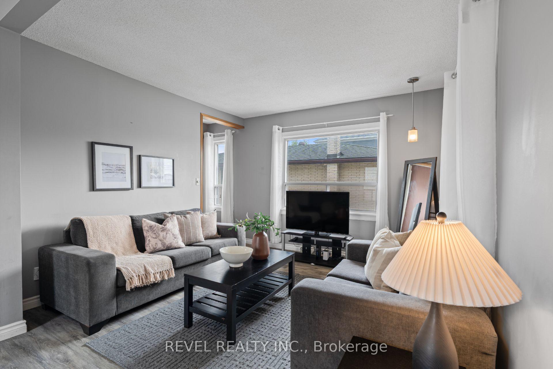 Photo 7 of 3 1/2 Dundonald Street, St. Catharines, Secord Woods — HOMEH