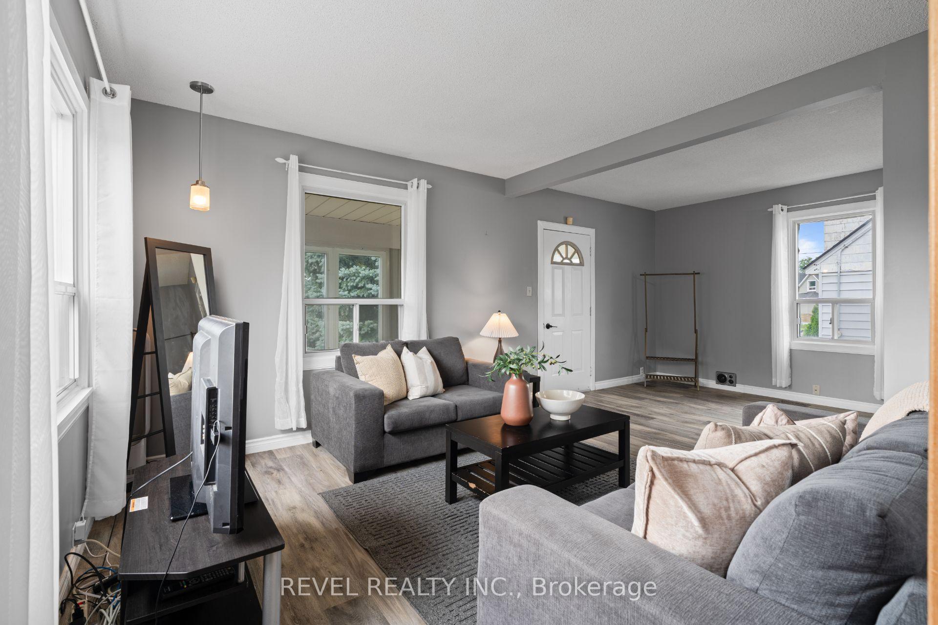 Photo 8 of 3 1/2 Dundonald Street, St. Catharines, Secord Woods — HOMEH