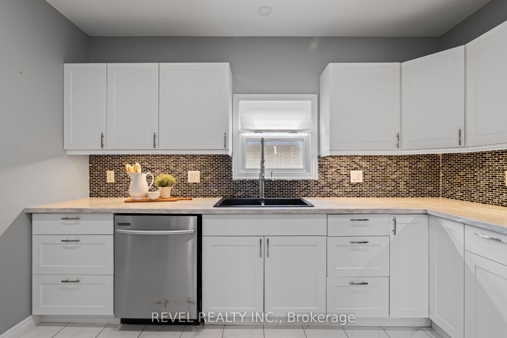 Photo 17 of 3 1/2 Dundonald Street, St. Catharines, Secord Woods — HOMEH