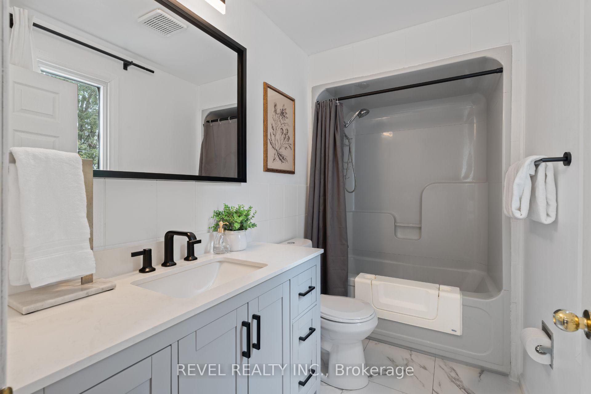 Photo 18 of 3 1/2 Dundonald Street, St. Catharines, Secord Woods — HOMEH