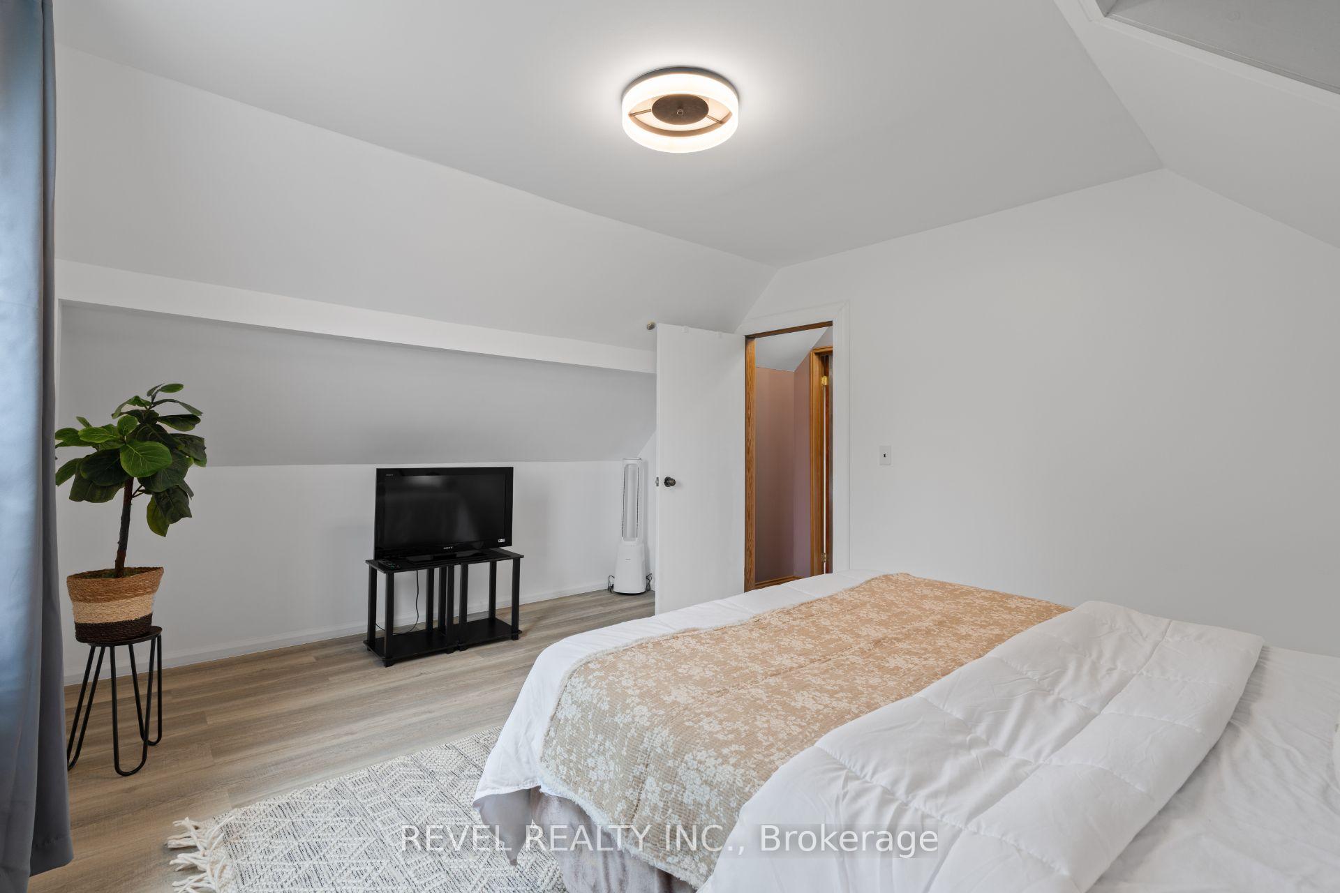 Photo 20 of 3 1/2 Dundonald Street, St. Catharines, Secord Woods — HOMEH