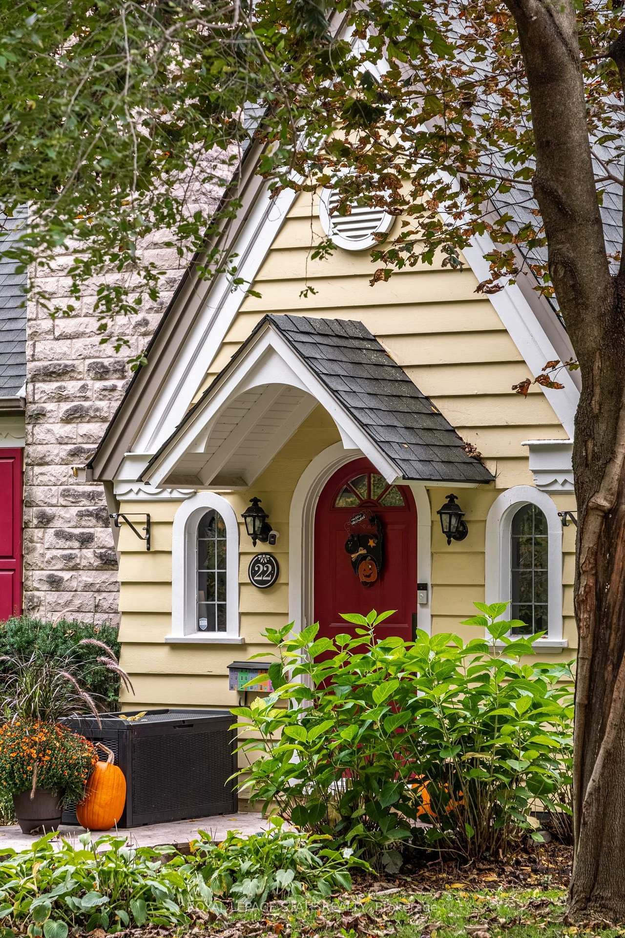Photo 2 of 22 Parkview Row, Hamilton, Dundas — HOMEH