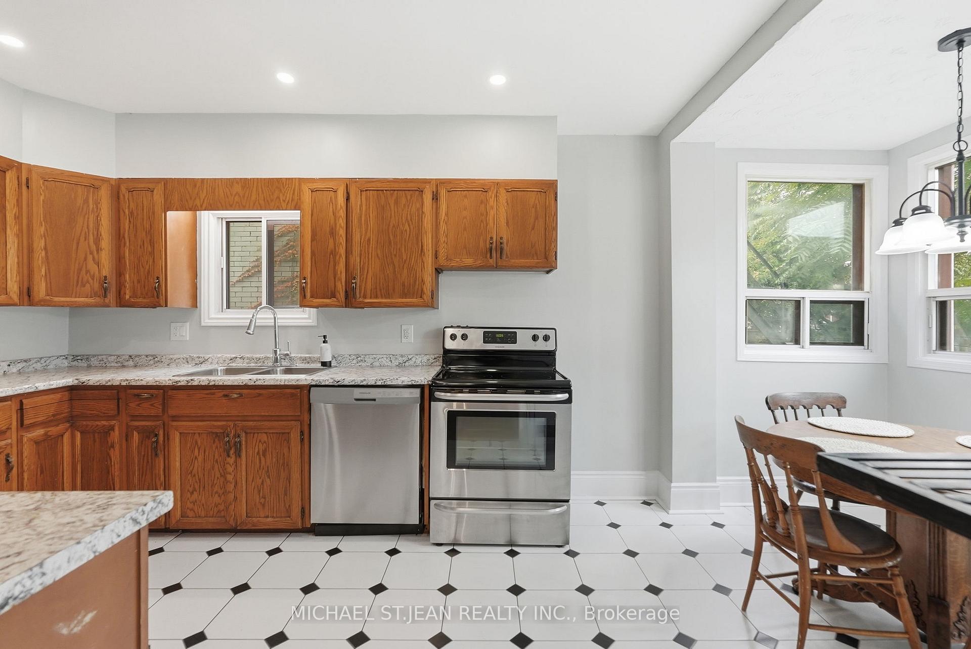 Photo 14 of 105 Balmoral Avenue N, Hamilton, Crown Point — HOMEH