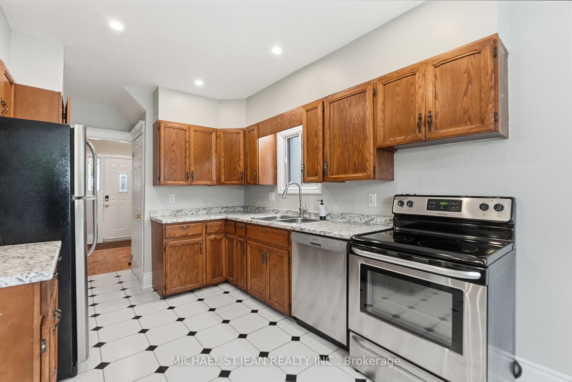 Photo 15 of 105 Balmoral Avenue N, Hamilton, Crown Point — HOMEH