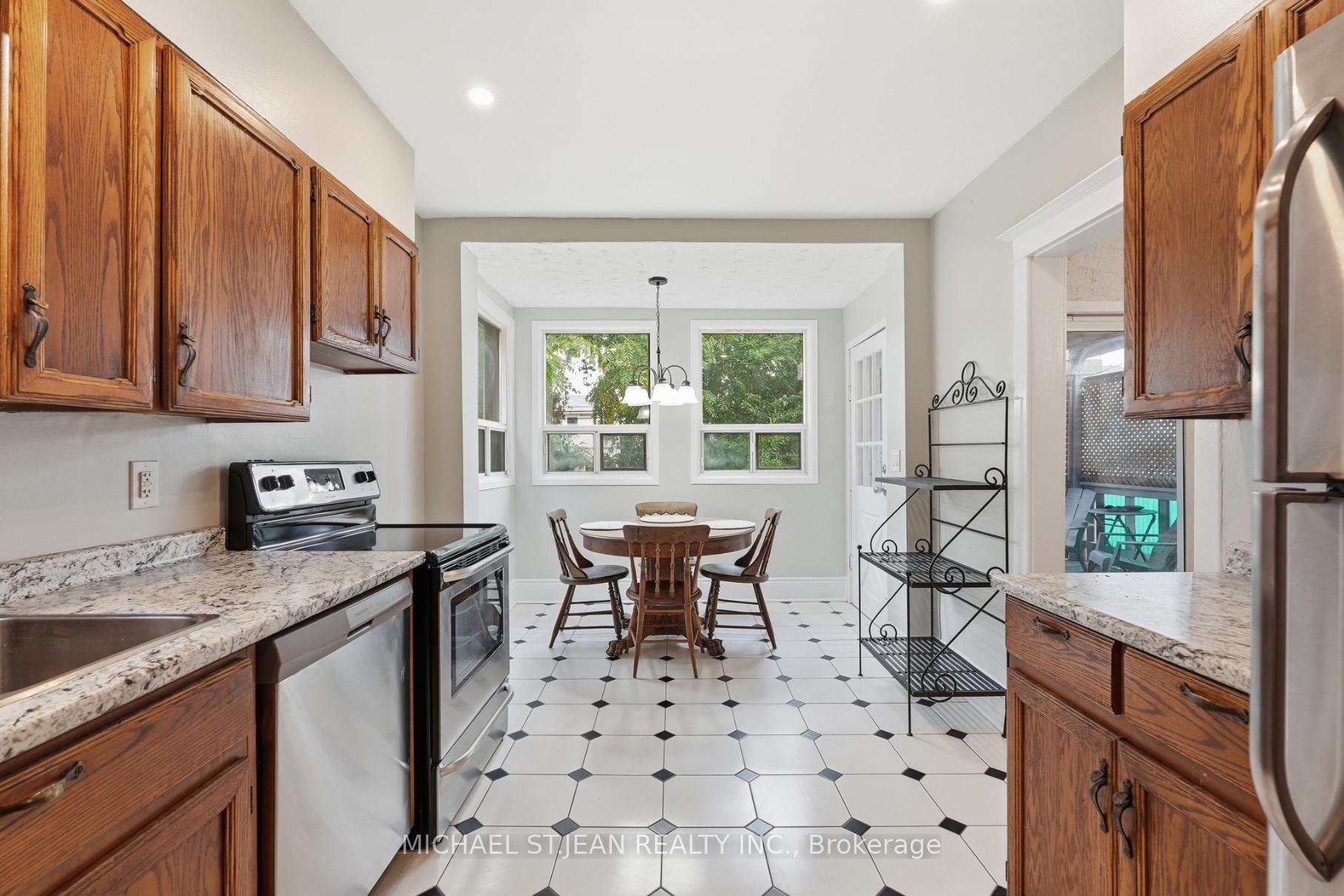 Photo 17 of 105 Balmoral Avenue N, Hamilton, Crown Point — HOMEH