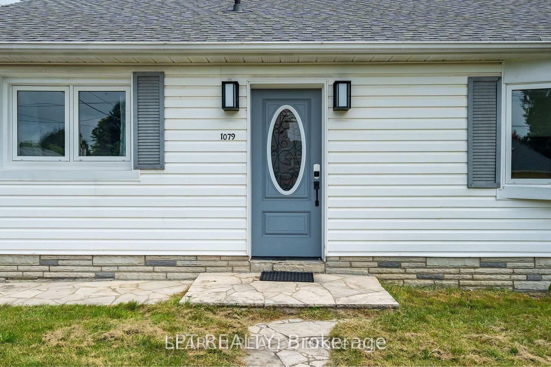 Photo 2 of 1079 Deta Road, Mississauga, Lakeview — HOMEH