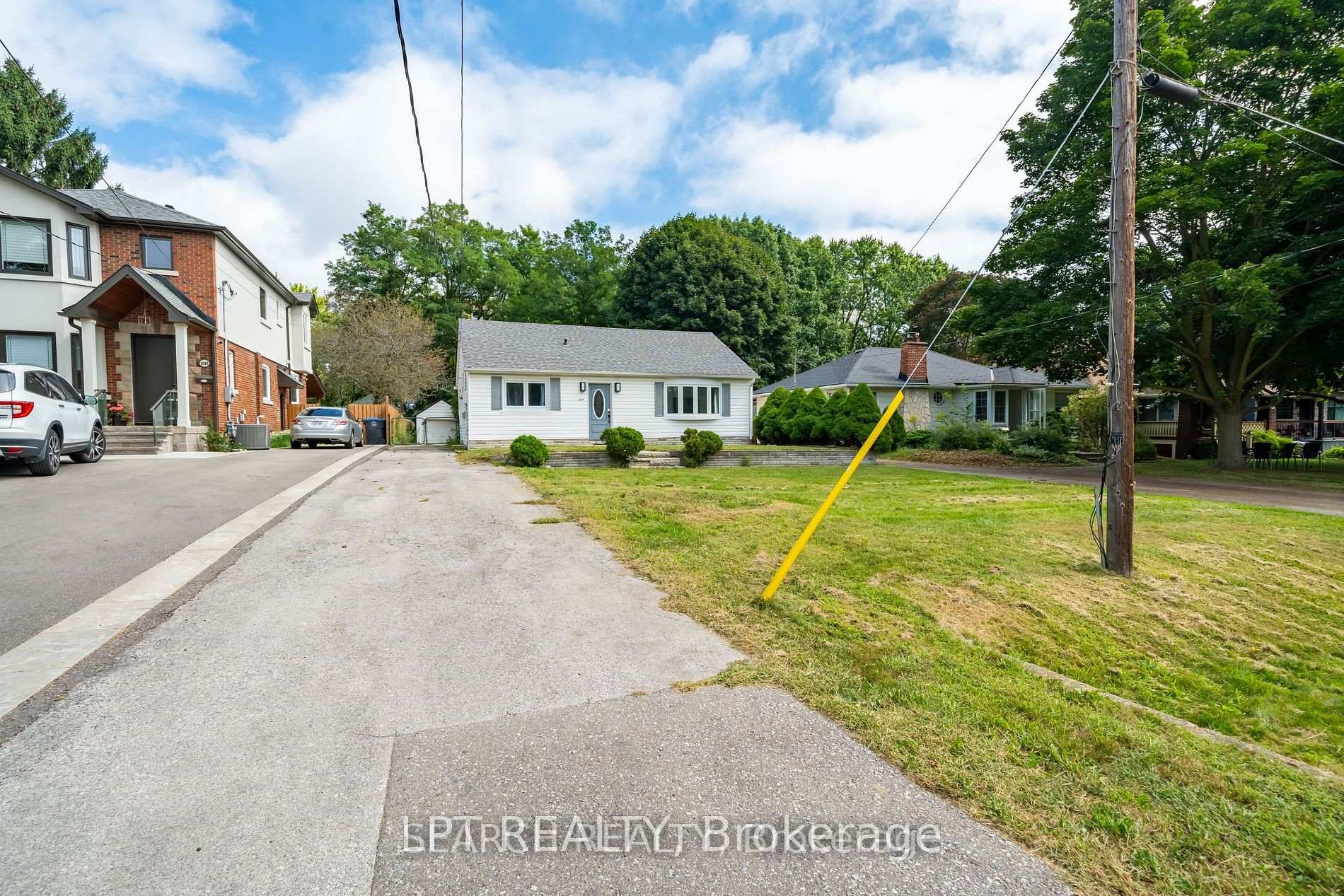 Photo 4 of 1079 Deta Road, Mississauga, Lakeview — HOMEH