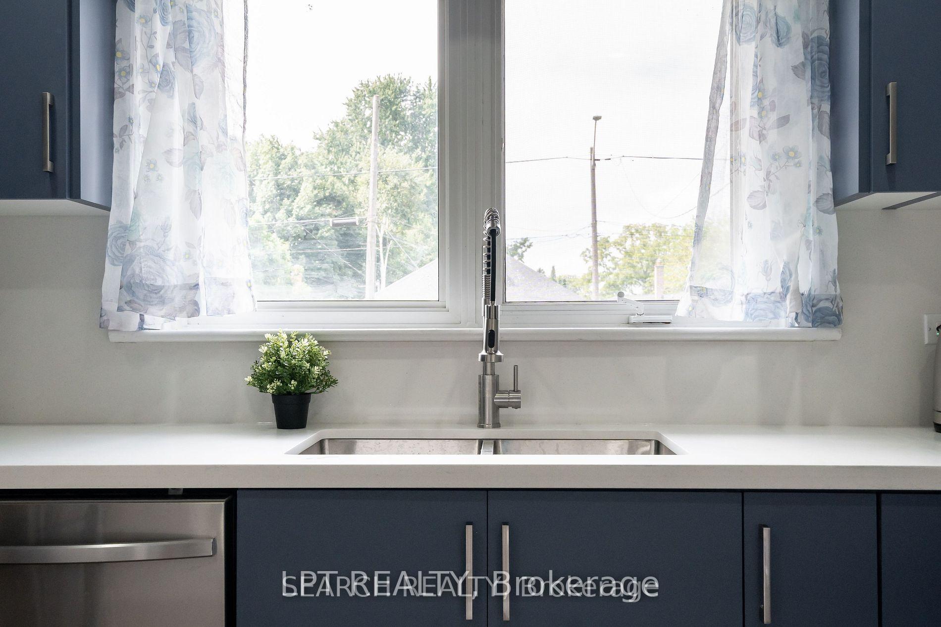 Photo 8 of 1079 Deta Road, Mississauga, Lakeview — HOMEH