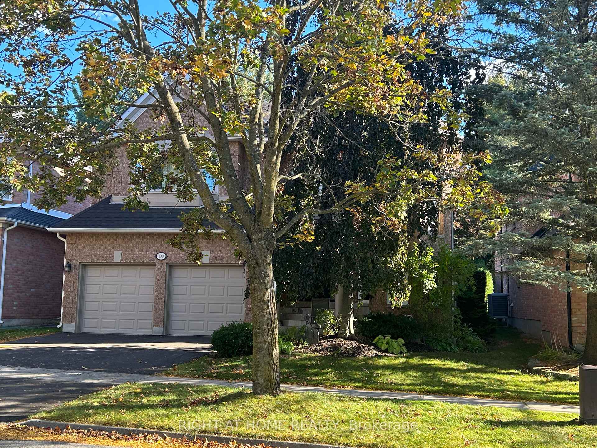 Photo 2 of 100 Carlyle Crescent, Aurora, Aurora Highlands — HOMEH