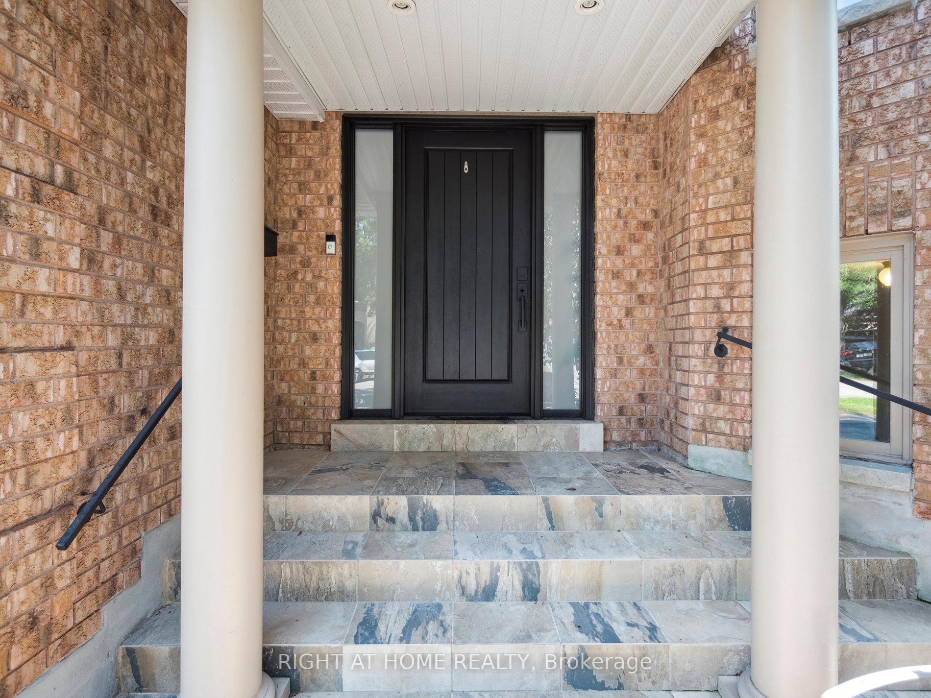 Photo 4 of 100 Carlyle Crescent, Aurora, Aurora Highlands — HOMEH