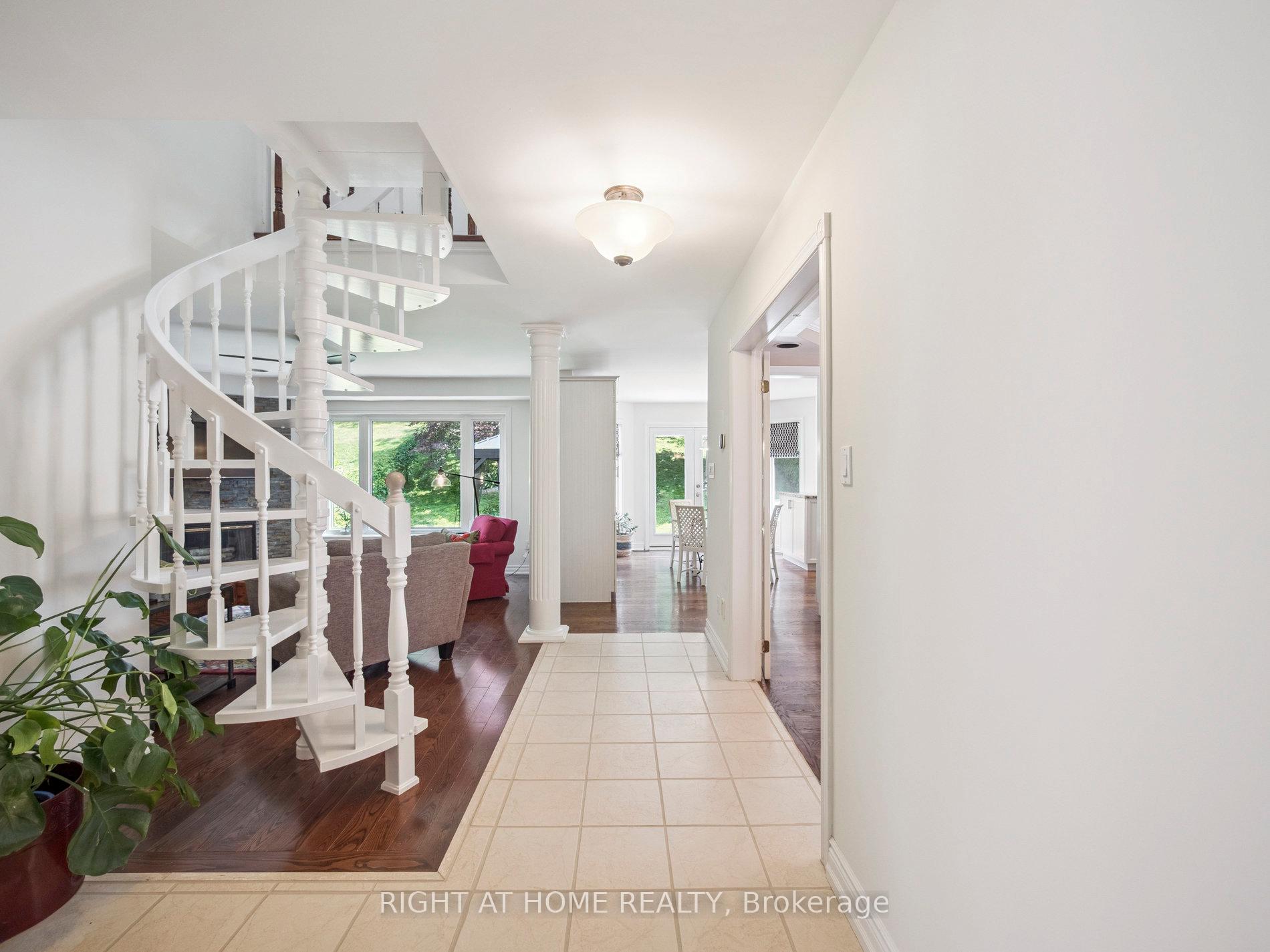 Photo 8 of 100 Carlyle Crescent, Aurora, Aurora Highlands — HOMEH