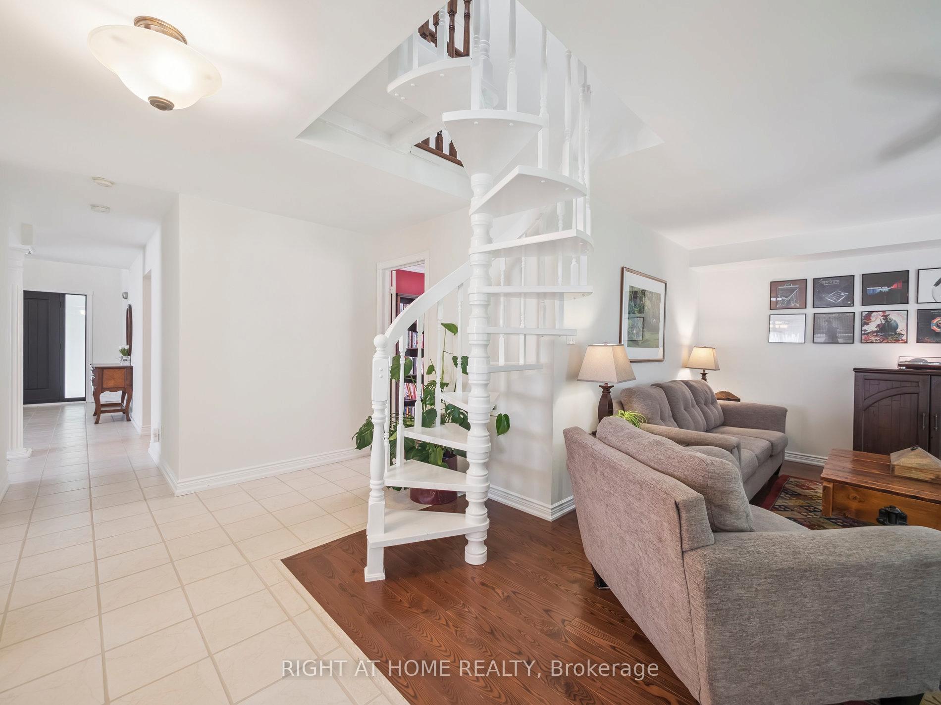 Photo 9 of 100 Carlyle Crescent, Aurora, Aurora Highlands — HOMEH