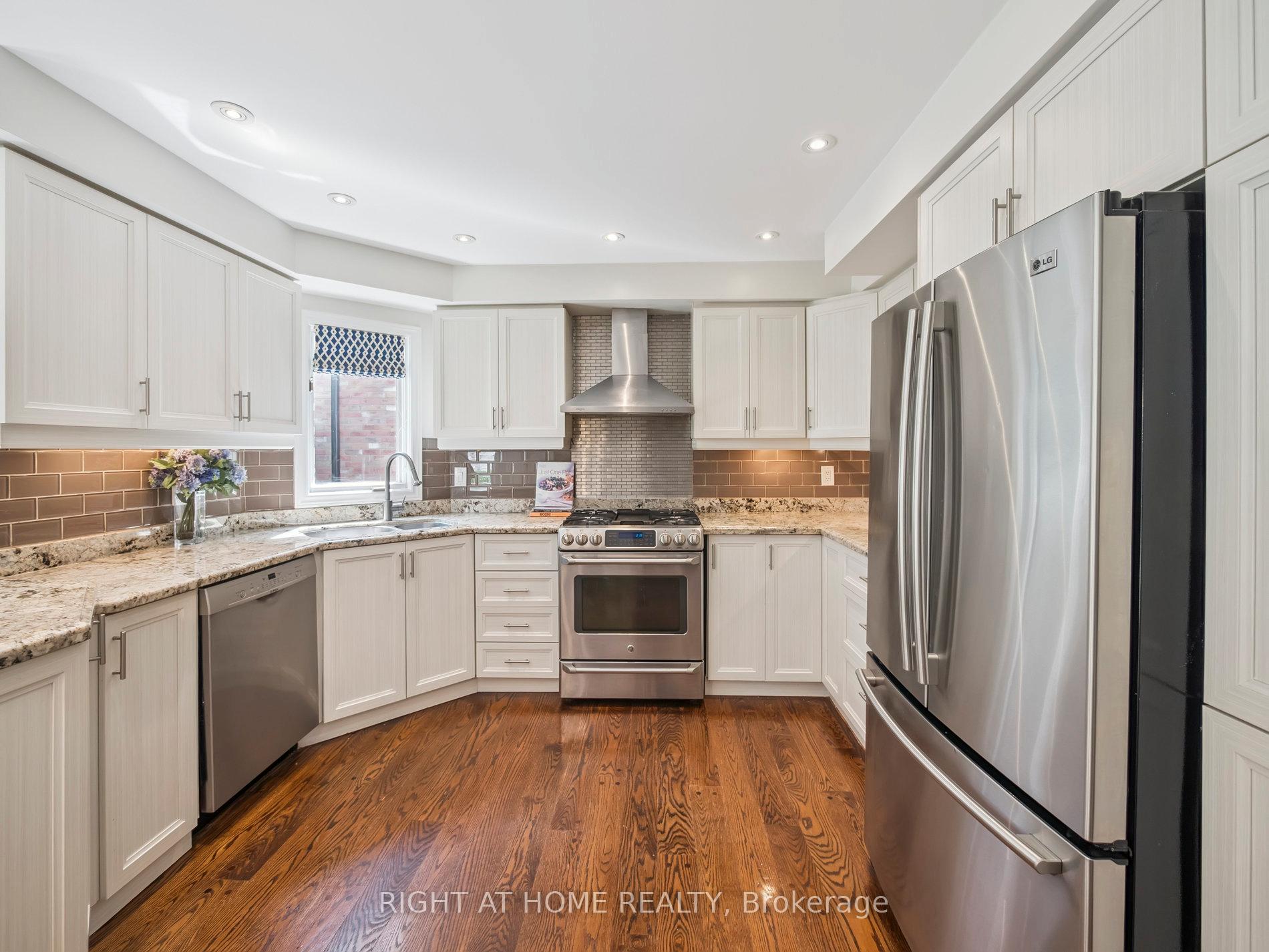 Photo 13 of 100 Carlyle Crescent, Aurora, Aurora Highlands — HOMEH