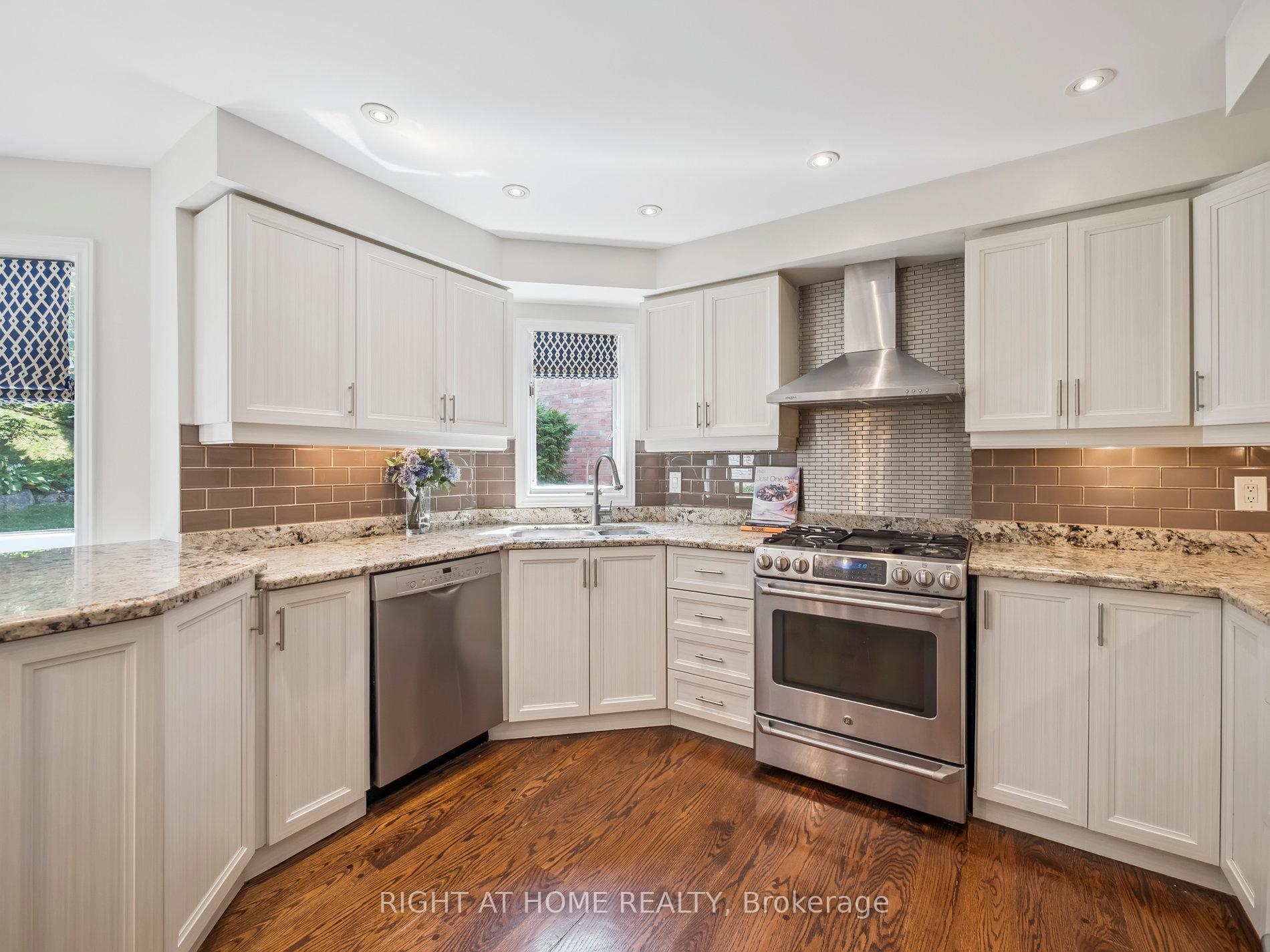 Photo 14 of 100 Carlyle Crescent, Aurora, Aurora Highlands — HOMEH