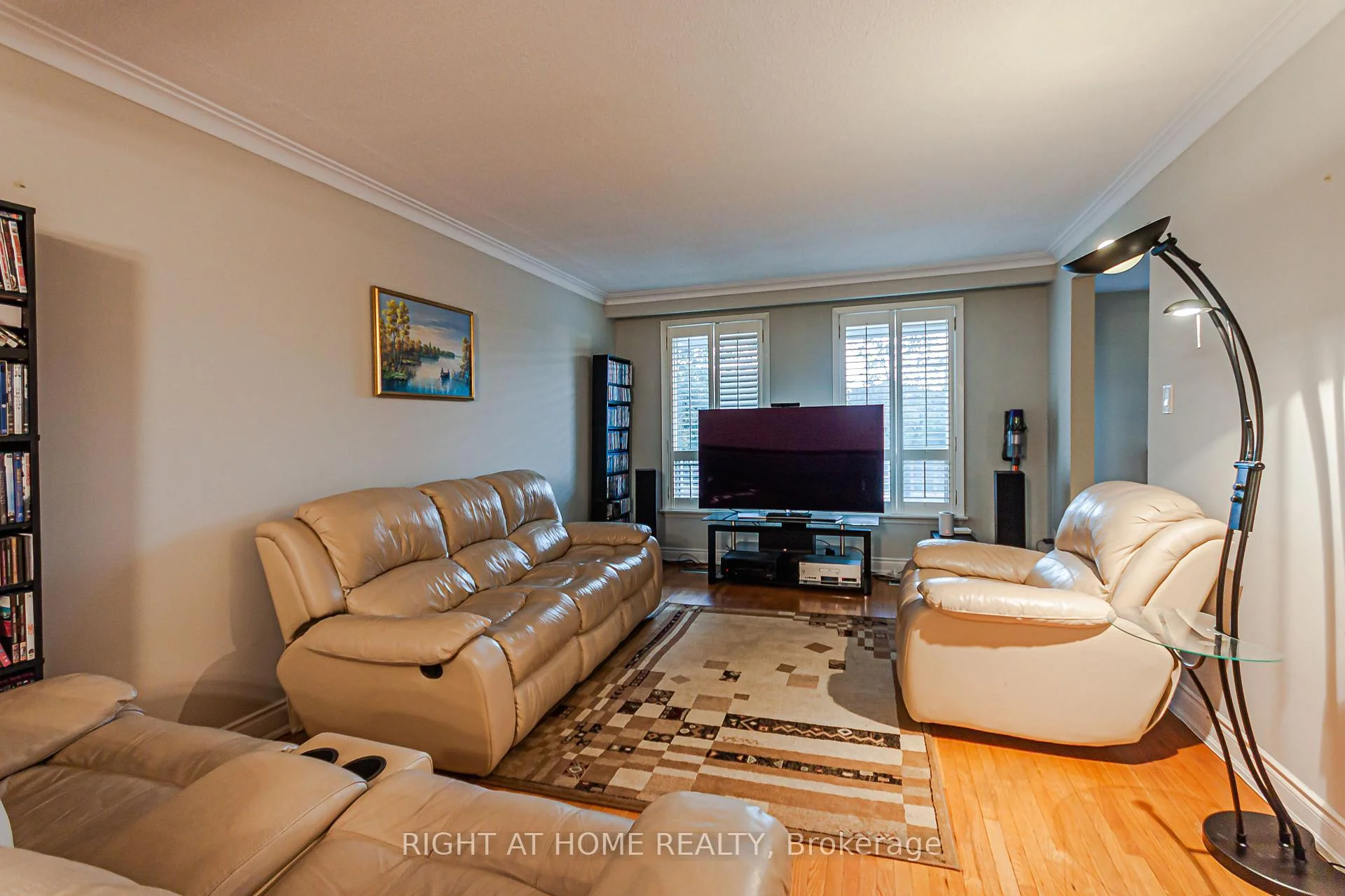Photo 4 of 131 Button Road, Vaughan, West Woodbridge — HOMEH
