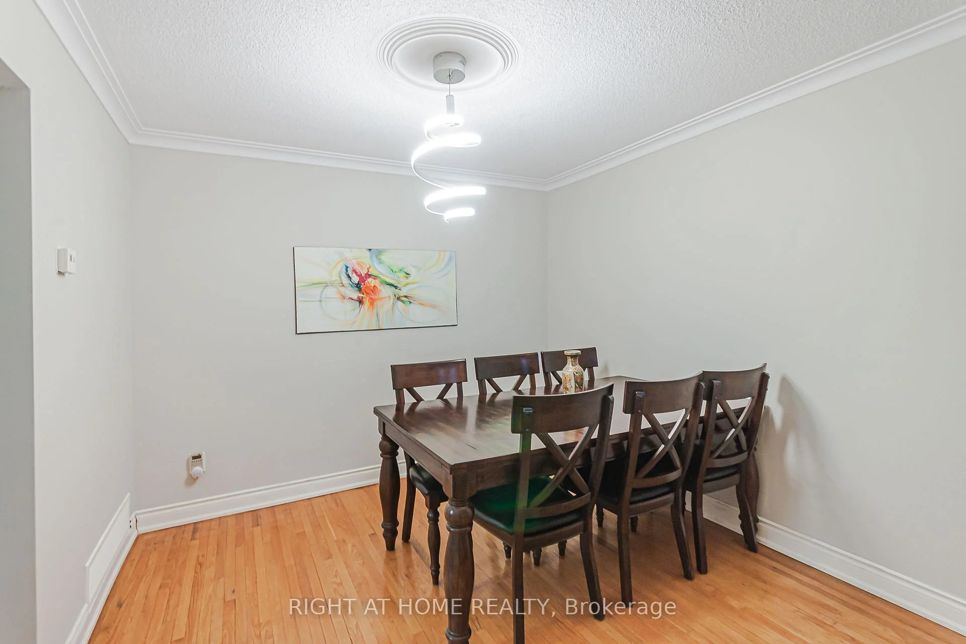 Photo 6 of 131 Button Road, Vaughan, West Woodbridge — HOMEH