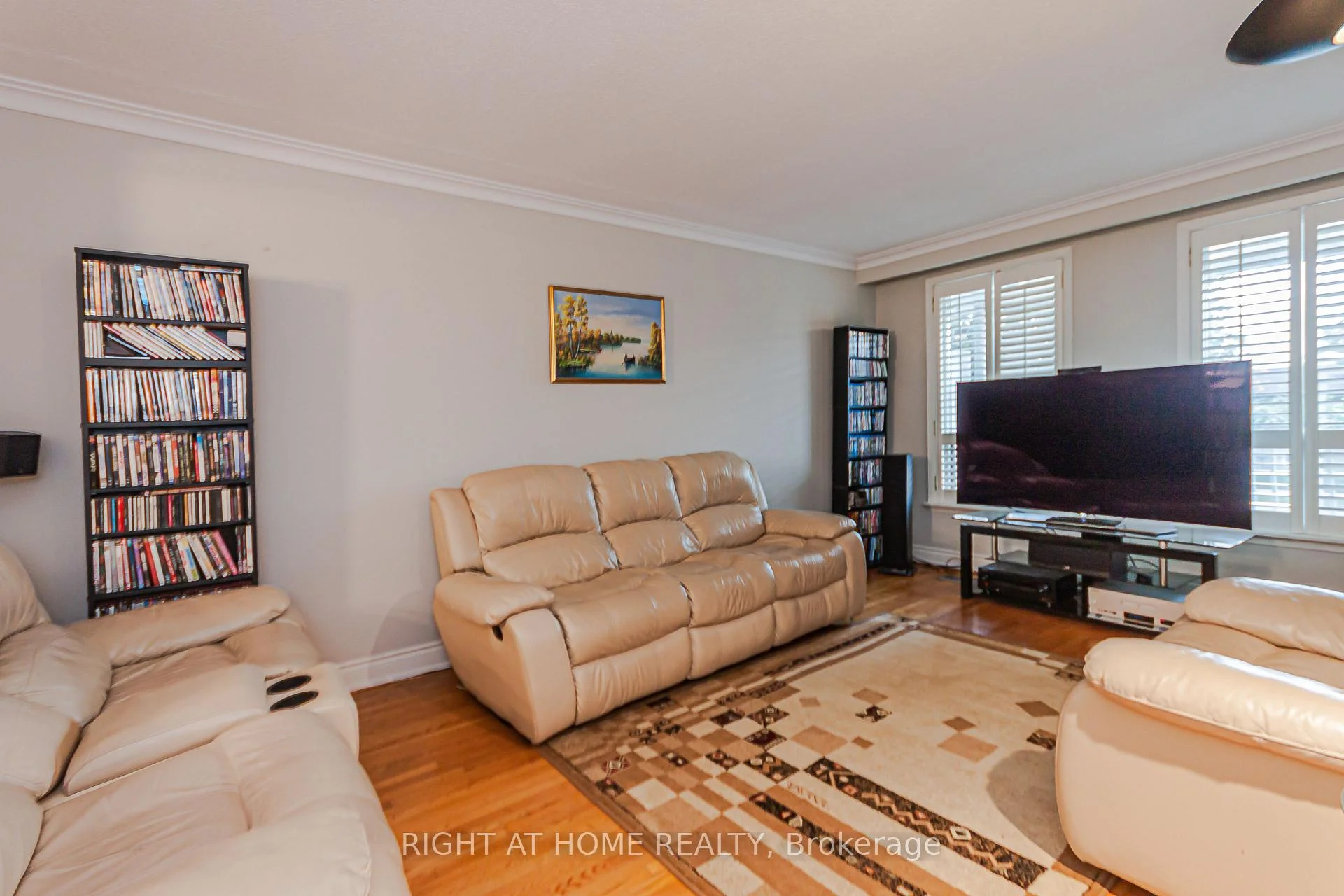 Photo 7 of 131 Button Road, Vaughan, West Woodbridge — HOMEH