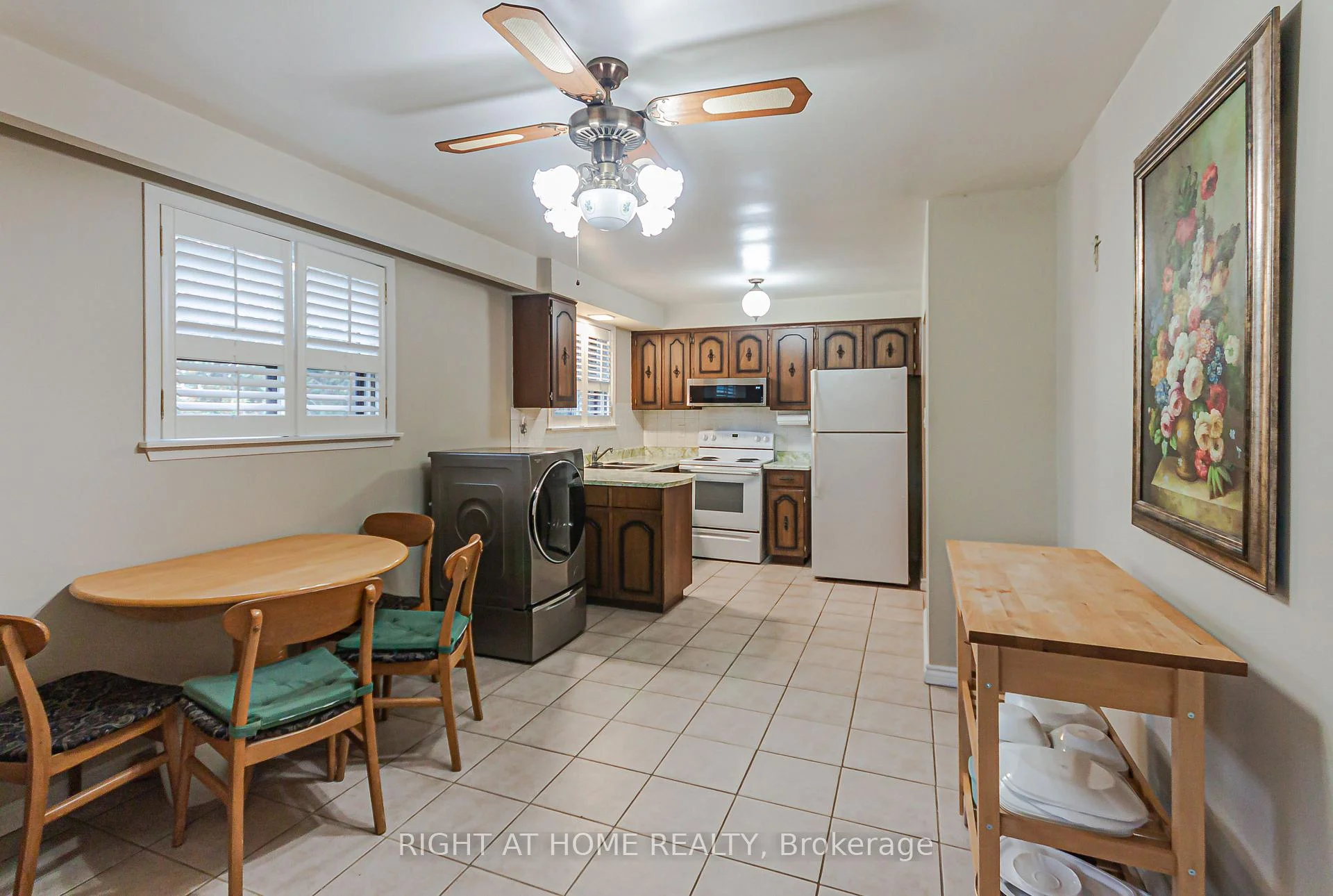 Photo 8 of 131 Button Road, Vaughan, West Woodbridge — HOMEH