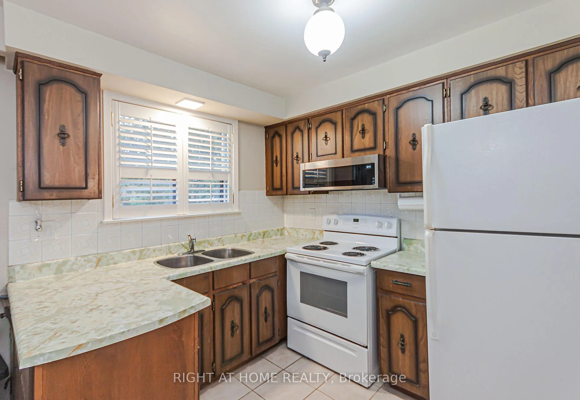 Photo 9 of 131 Button Road, Vaughan, West Woodbridge — HOMEH