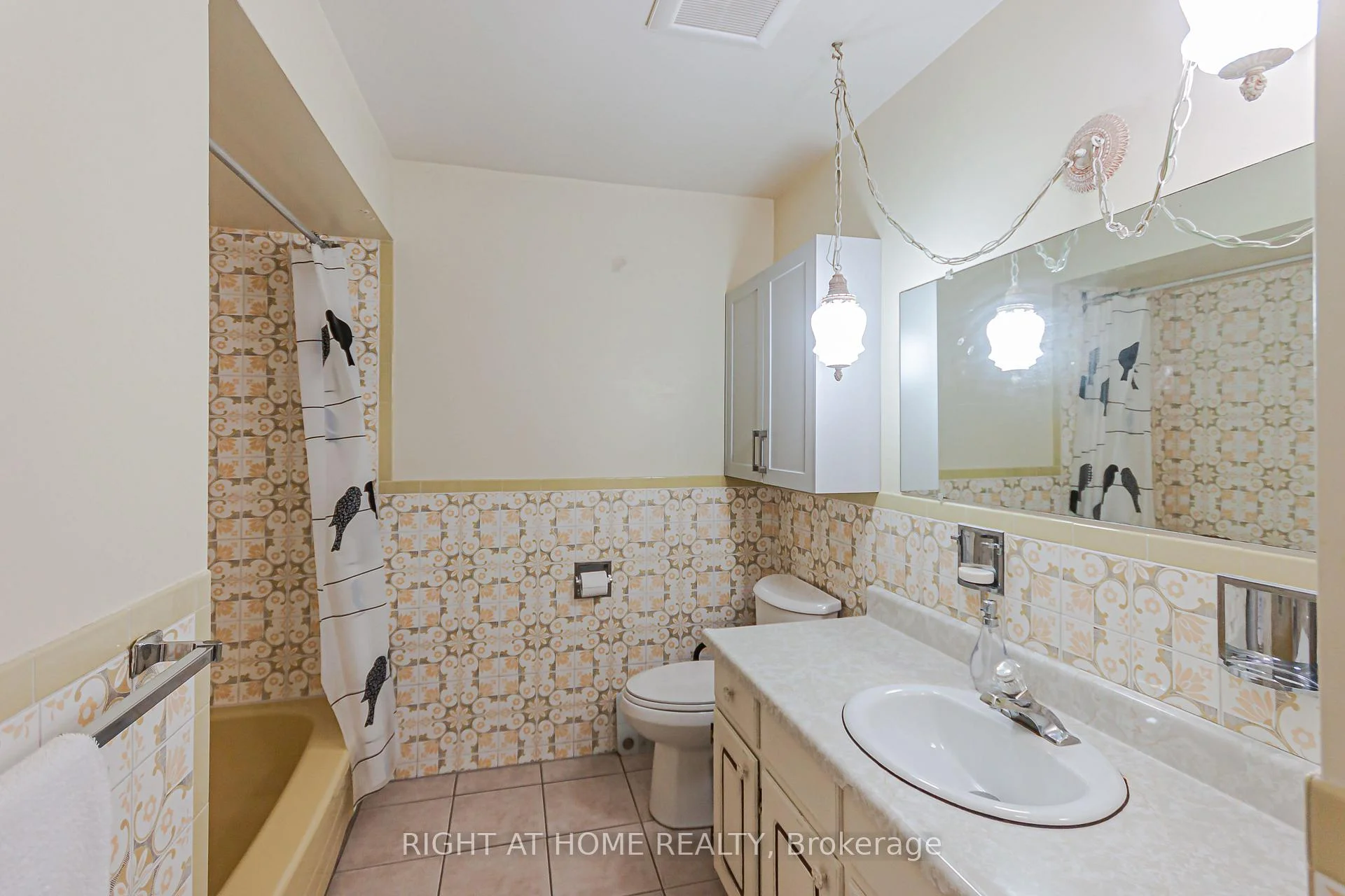 Photo 11 of 131 Button Road, Vaughan, West Woodbridge — HOMEH