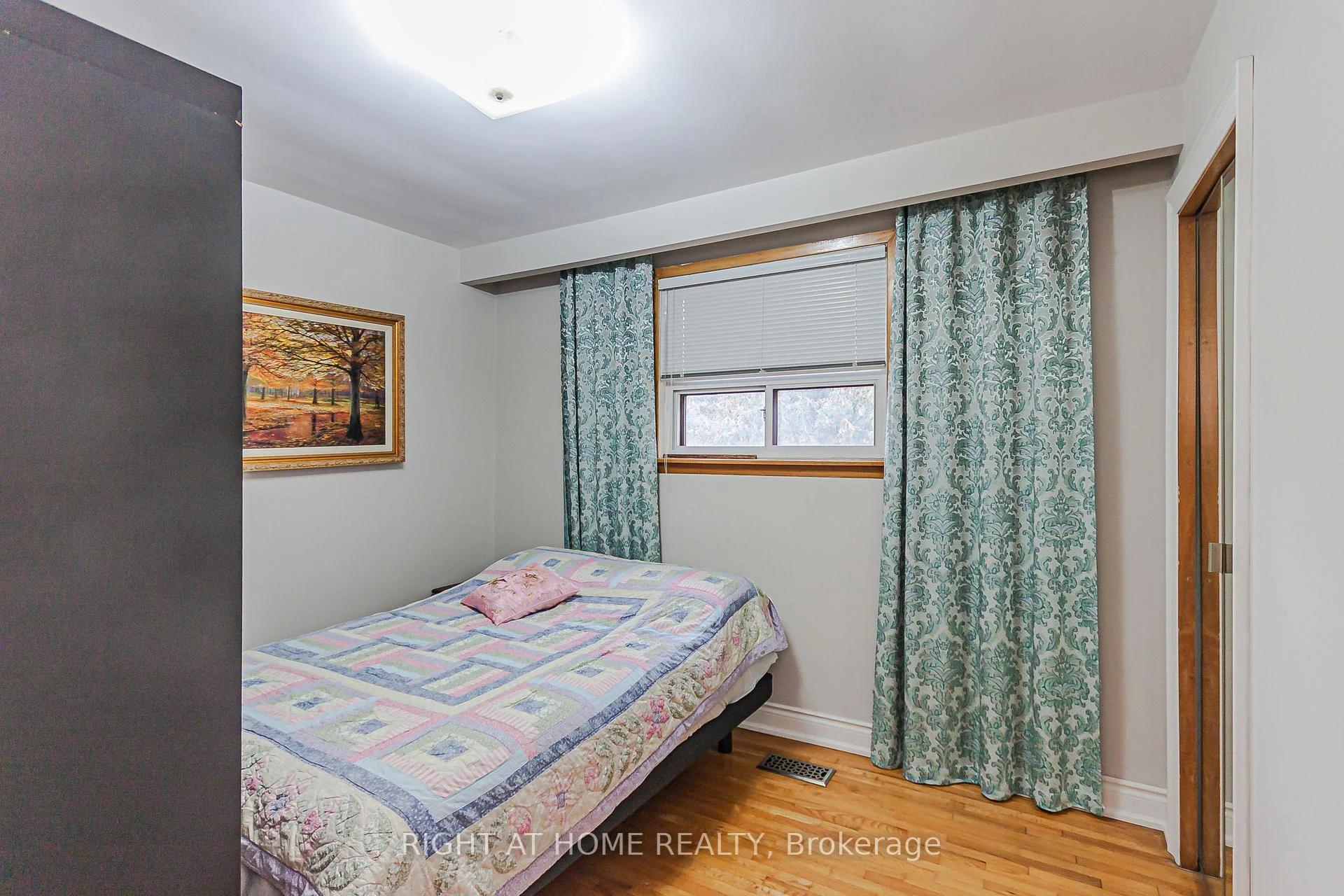 Photo 12 of 131 Button Road, Vaughan, West Woodbridge — HOMEH