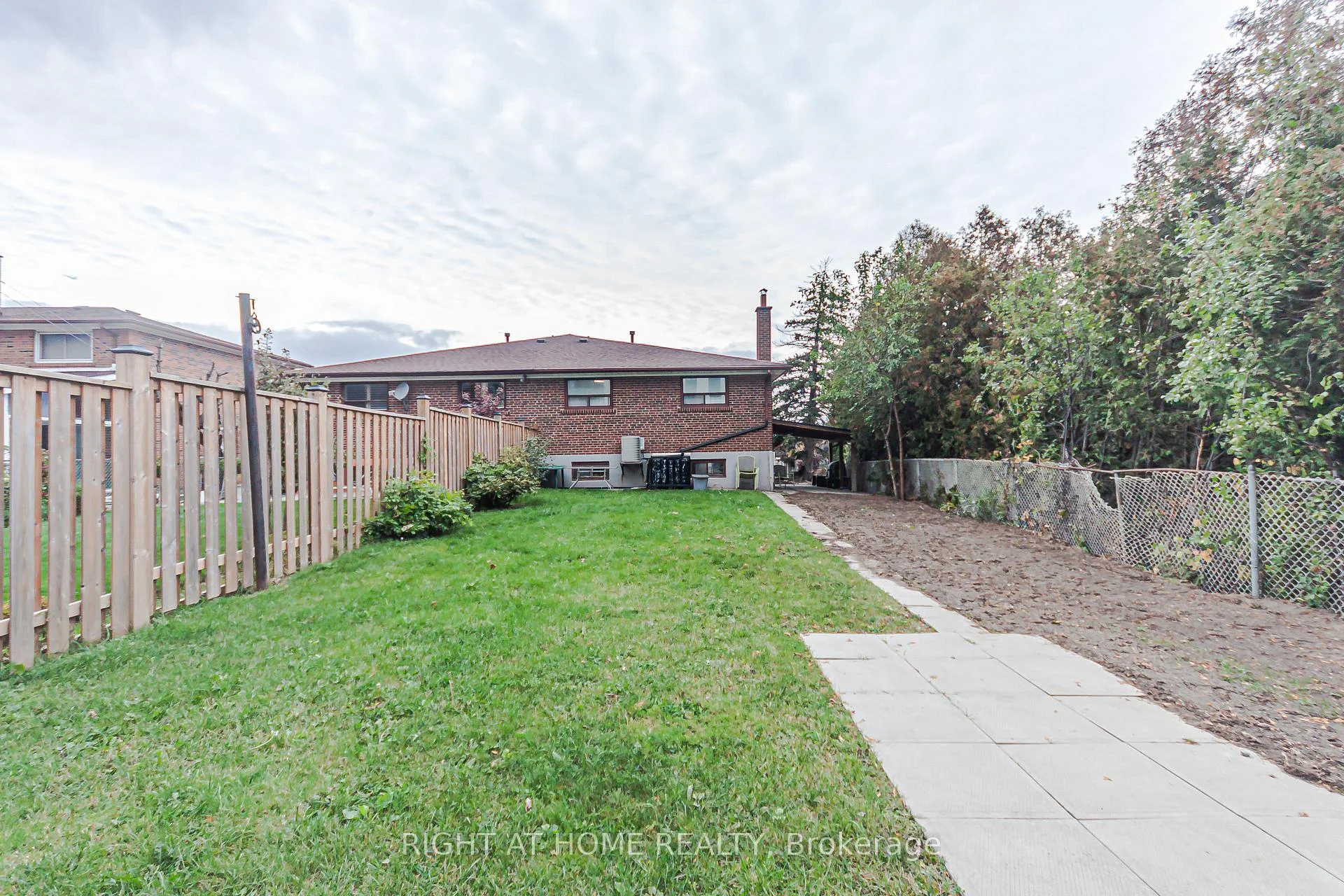 Photo 21 of 131 Button Road, Vaughan, West Woodbridge — HOMEH