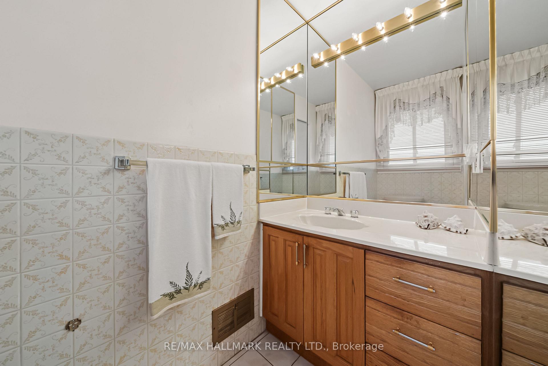 Photo 19 of 53 Tobruk Crescent, North York, Newtonbrook East — HOMEH