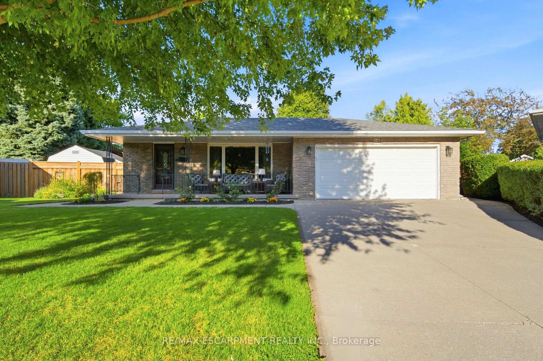 Photo 2 of 16 Redwood Court, Hamilton, Stoney Creek — HOMEH