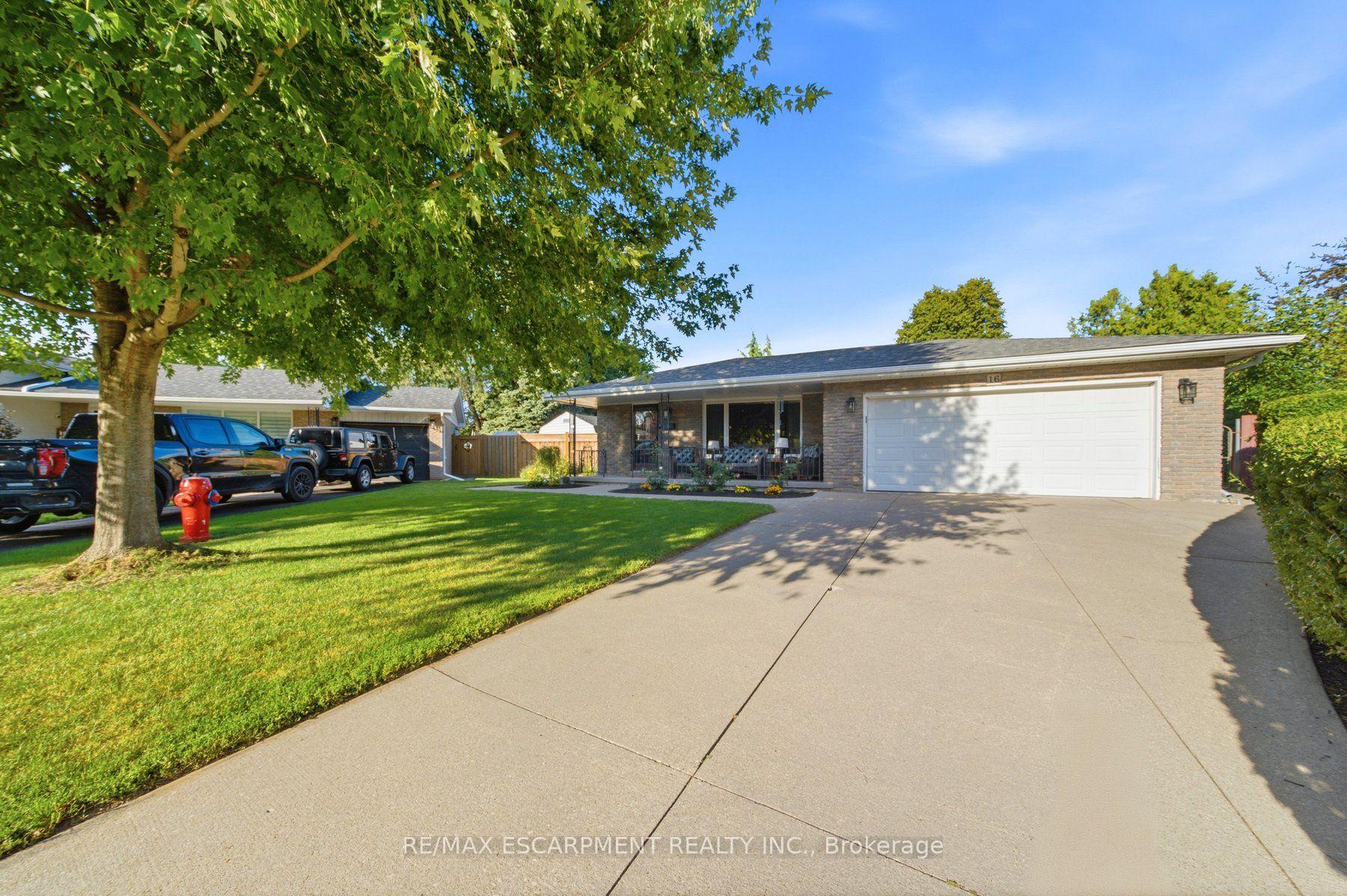 Photo 3 of 16 Redwood Court, Hamilton, Stoney Creek — HOMEH