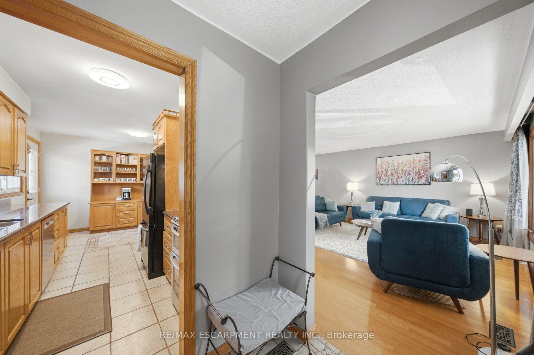 Photo 4 of 16 Redwood Court, Hamilton, Stoney Creek — HOMEH
