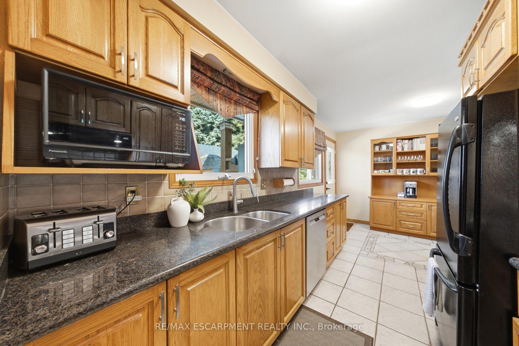 Photo 5 of 16 Redwood Court, Hamilton, Stoney Creek — HOMEH