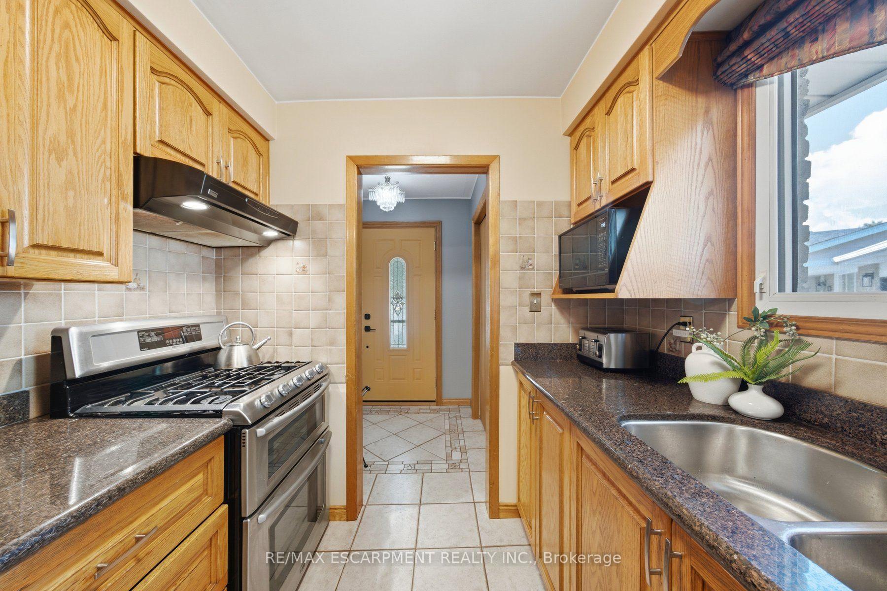Photo 6 of 16 Redwood Court, Hamilton, Stoney Creek — HOMEH