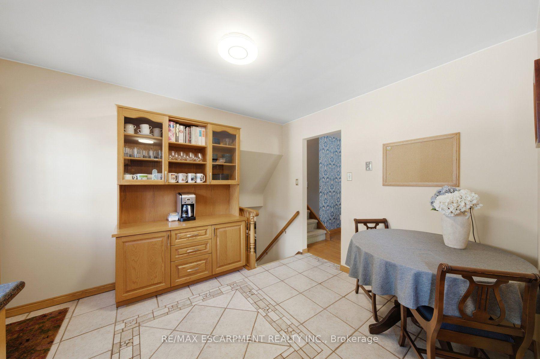 Photo 7 of 16 Redwood Court, Hamilton, Stoney Creek — HOMEH