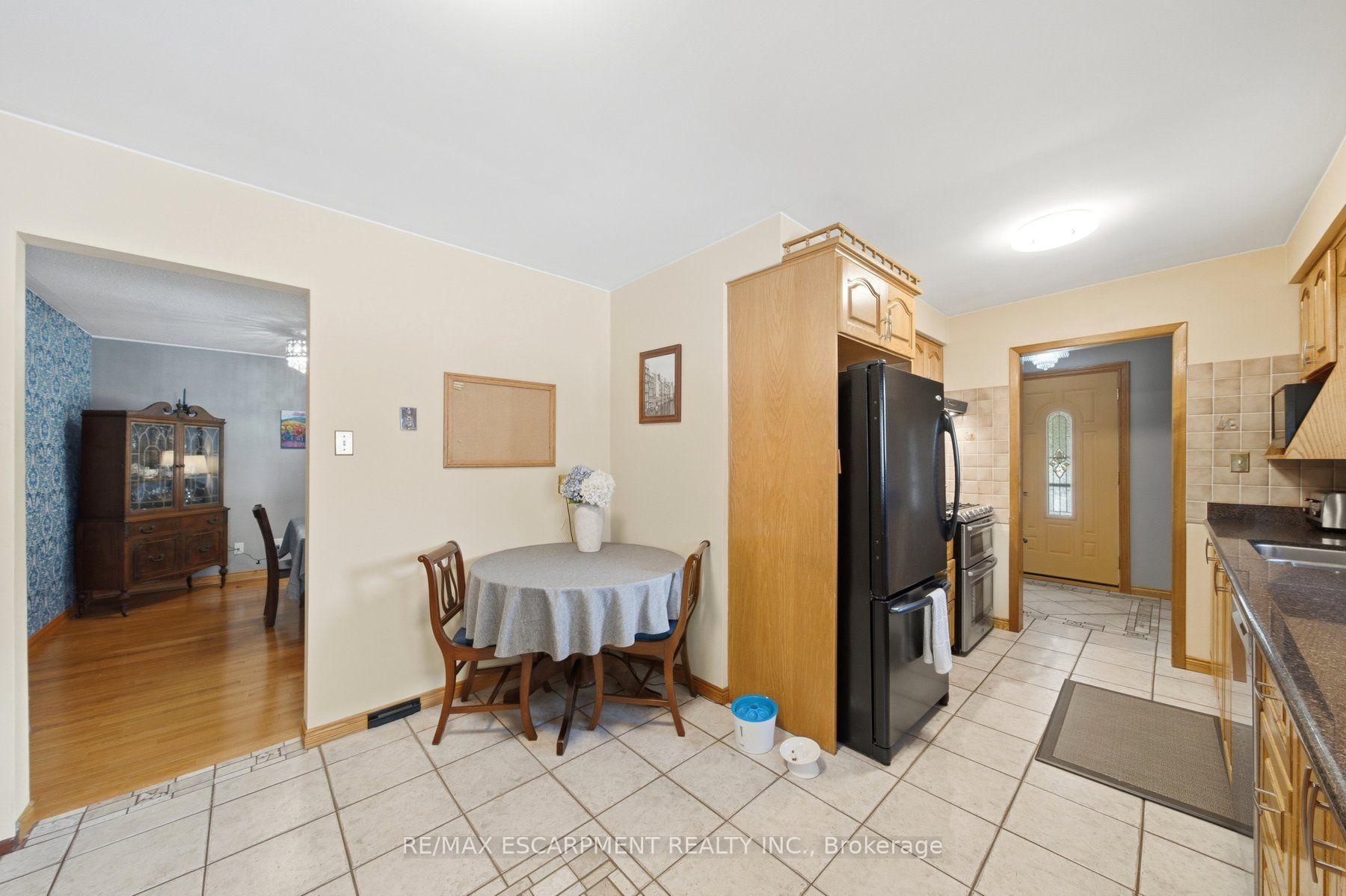 Photo 8 of 16 Redwood Court, Hamilton, Stoney Creek — HOMEH