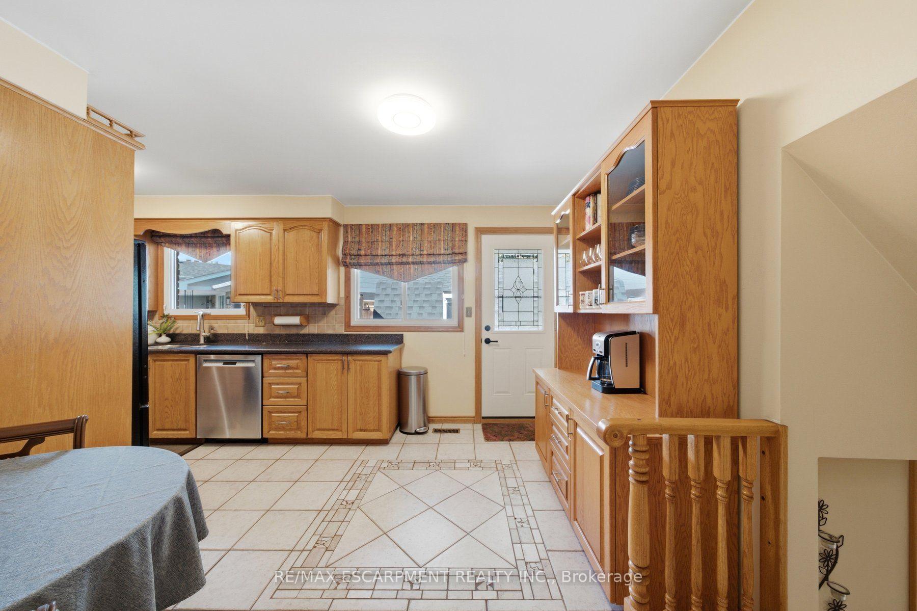 Photo 9 of 16 Redwood Court, Hamilton, Stoney Creek — HOMEH