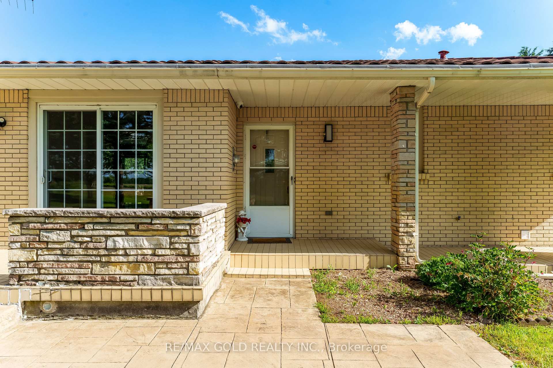 Photo 2 of 2047 Hamilton Road, London, South U — HOMEH