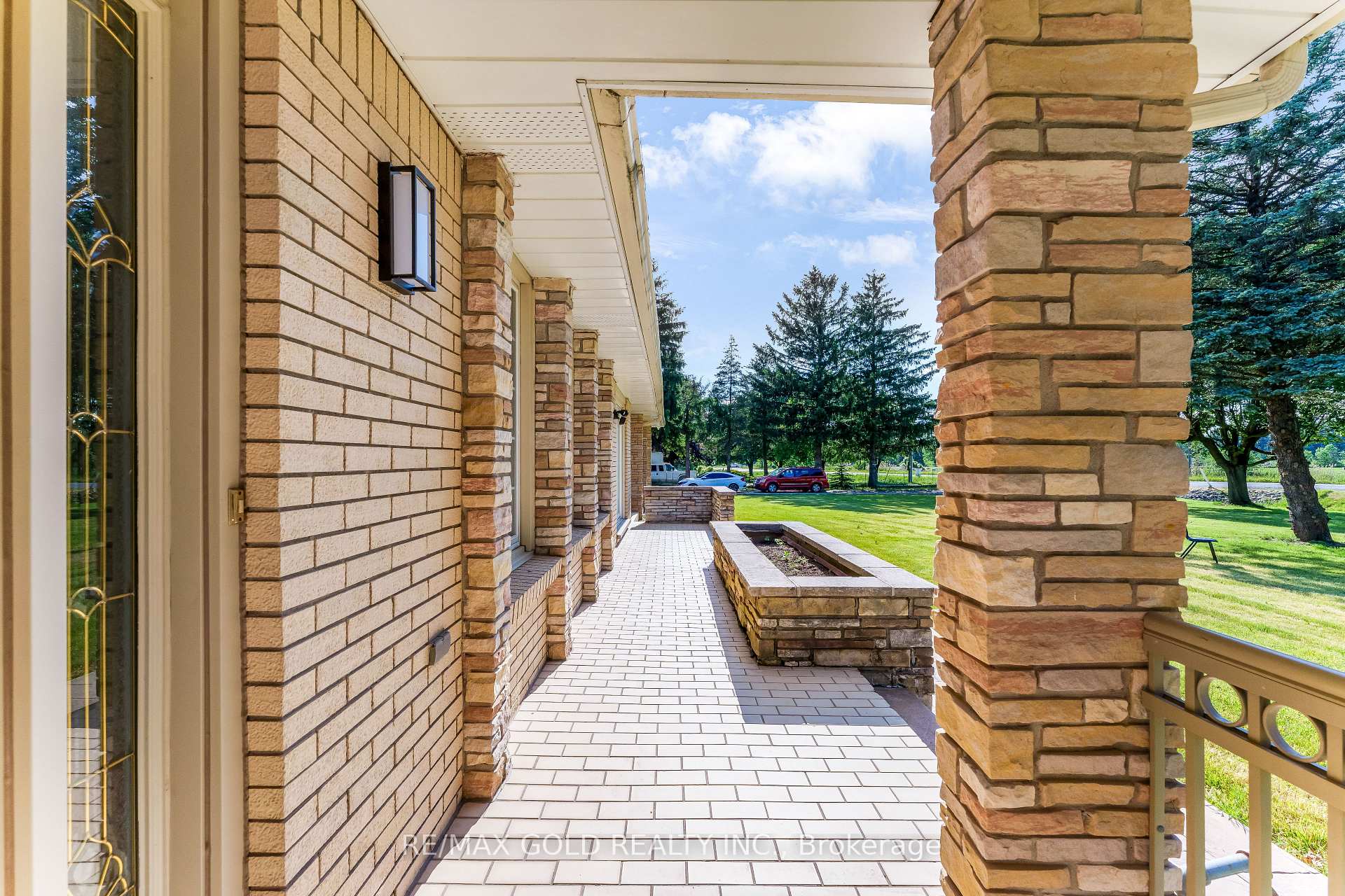 Photo 4 of 2047 Hamilton Road, London, South U — HOMEH