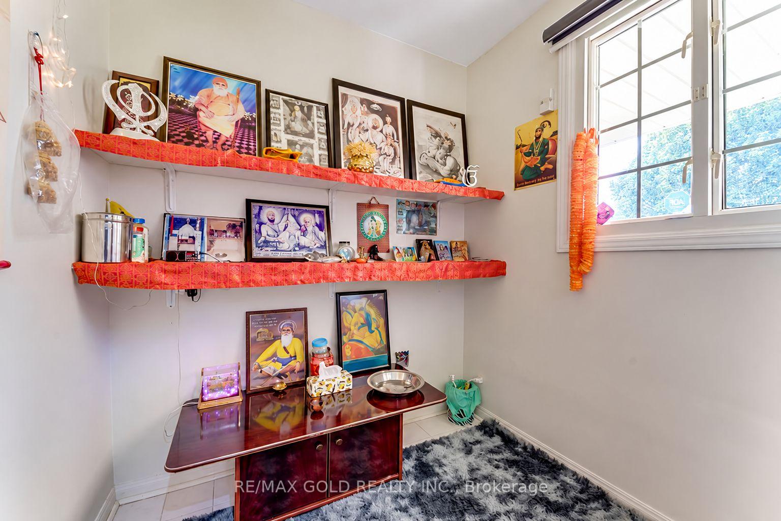 Photo 7 of 2047 Hamilton Road, London, South U — HOMEH