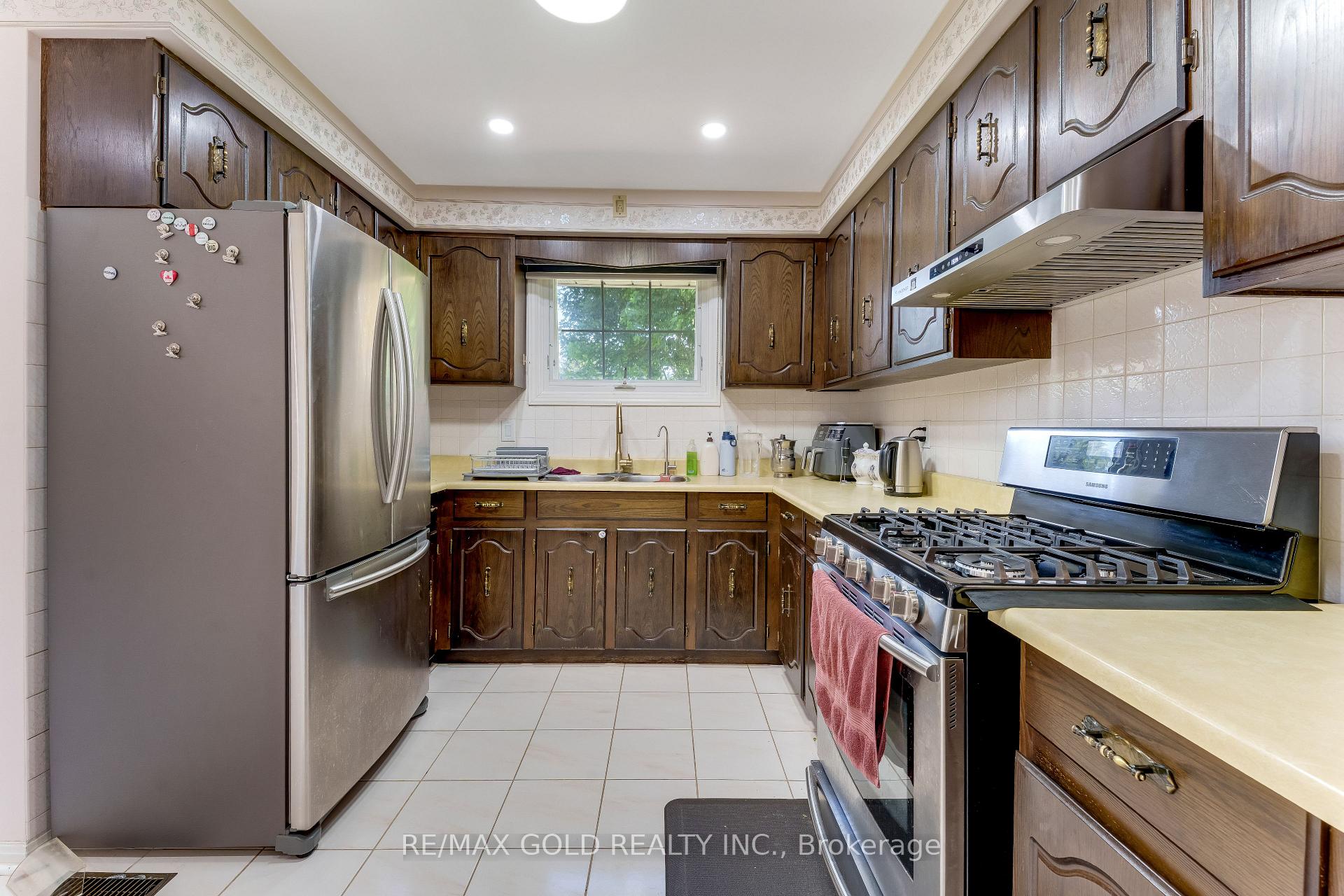 Photo 10 of 2047 Hamilton Road, London, South U — HOMEH