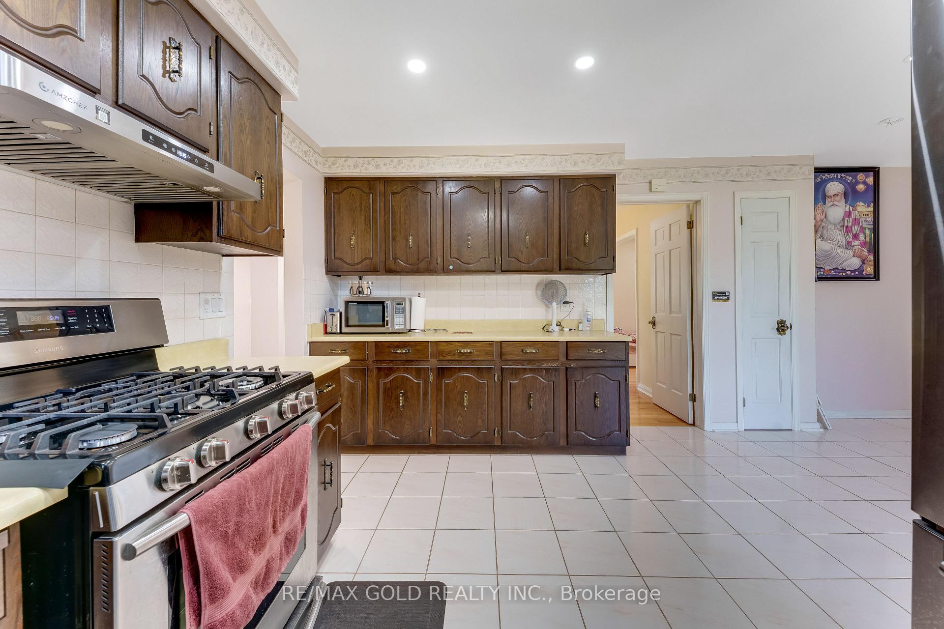 Photo 11 of 2047 Hamilton Road, London, South U — HOMEH