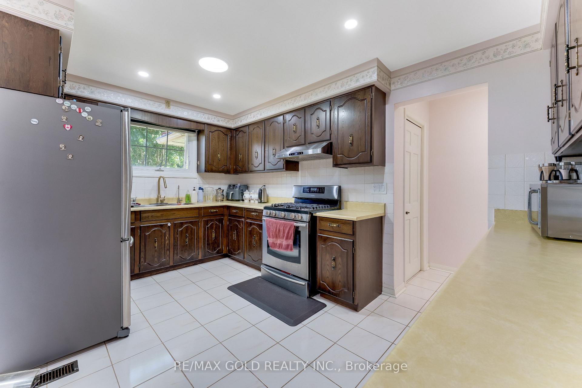 Photo 12 of 2047 Hamilton Road, London, South U — HOMEH
