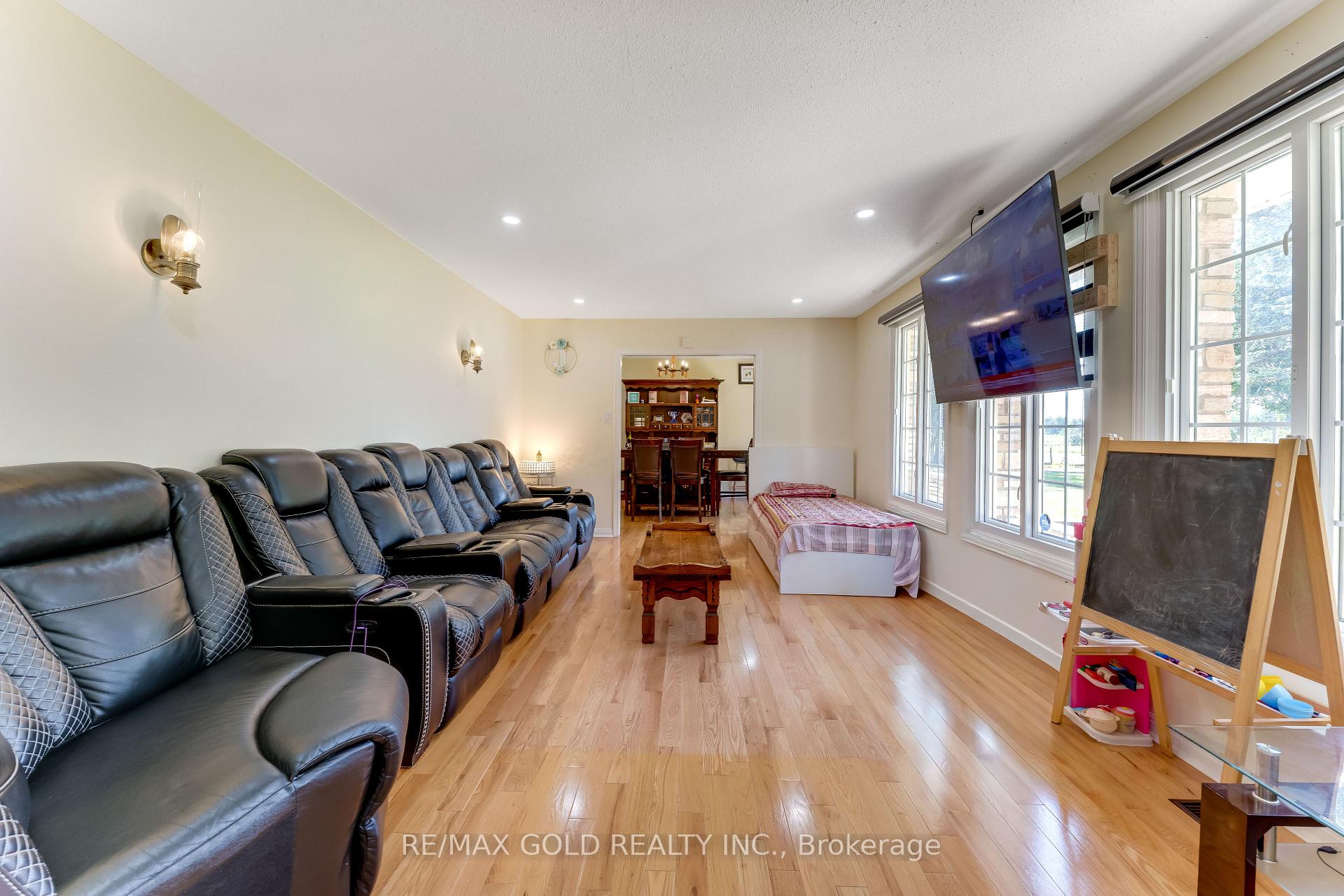 Photo 19 of 2047 Hamilton Road, London, South U — HOMEH